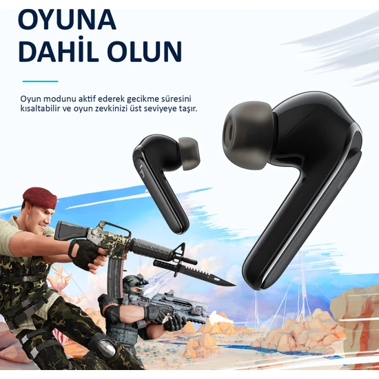 Bir video oyunu sahnesinde iki adam, önde siyah kulaklıklar, Türkçe metin: 'OYUNA DAHİL OLUN'.
