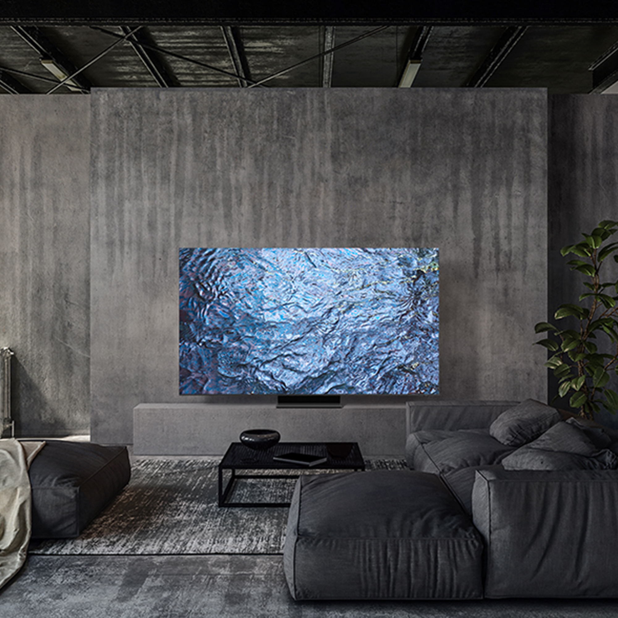 Pantalla de TV grande con imagen de agua, montada en una pared gris.