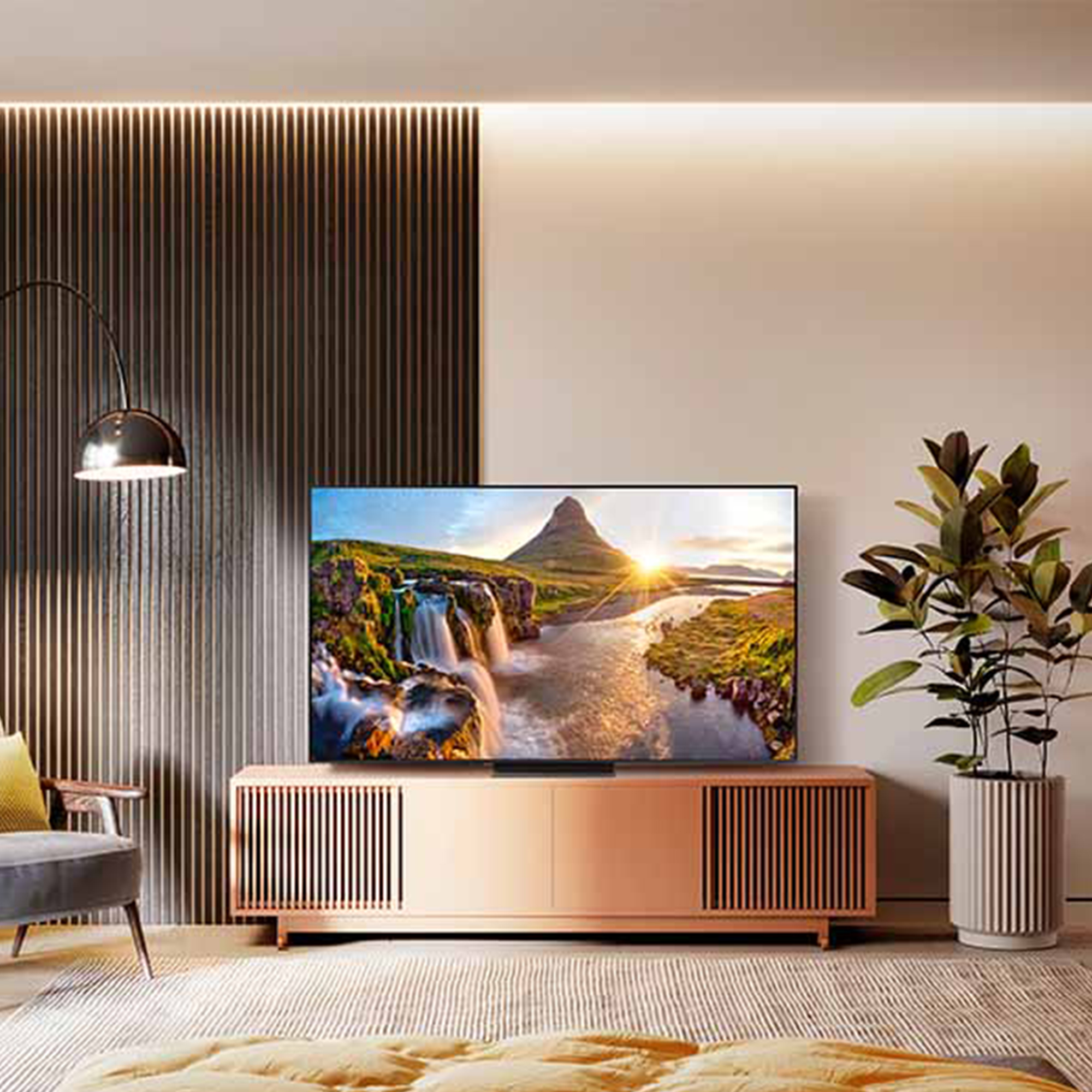 Salón con TV mostrando una escena de cascada, sobre un mueble de palo de rosa, con una planta.