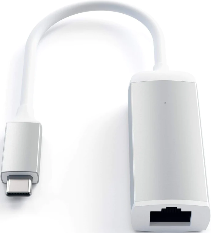 Un adattatore USB-C a Ethernet bianco con un cavo curvo.