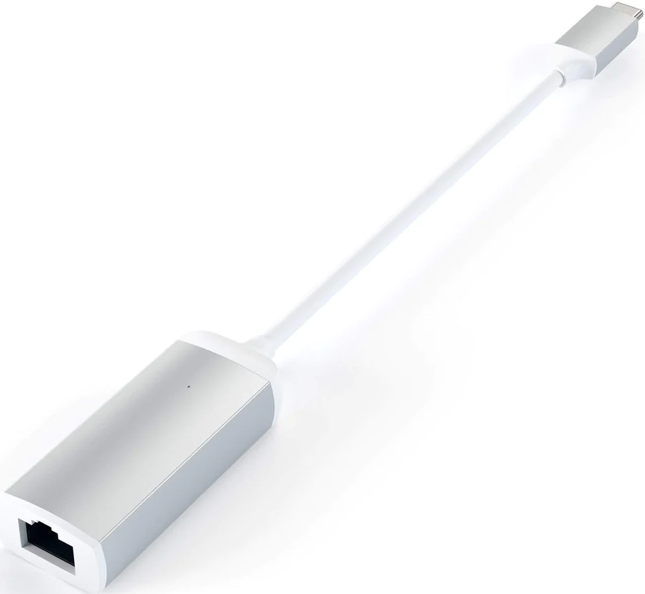 Adattatore argento con connettore USB-C, cavo bianco e porta RJ45.