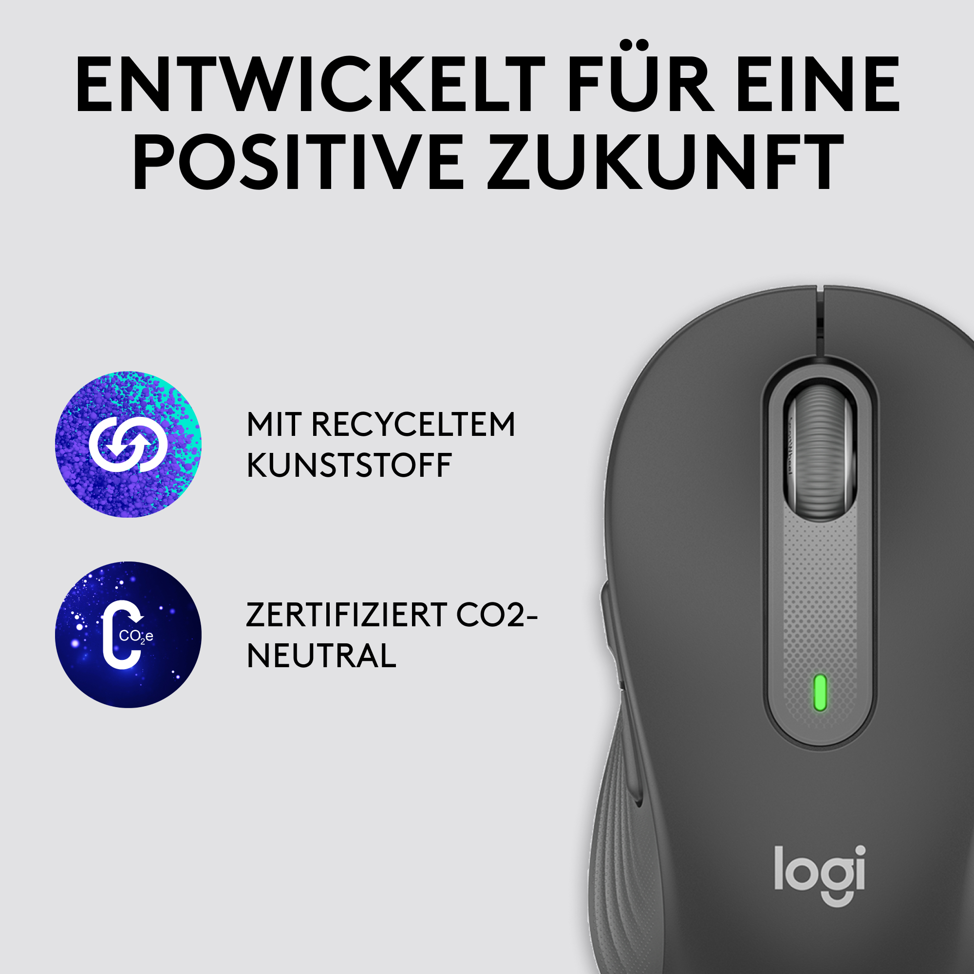 Ein Grill mit Essen darin wird im Freien benutzt. Eine Person benutzt eine Zange.