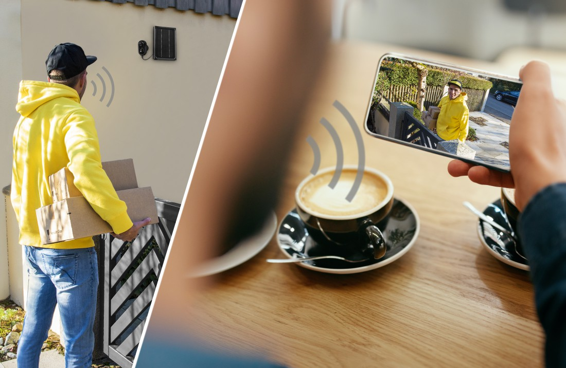 Egy személy szállítmányt kap. Egy másik személy a telefonját nézi kávéval.