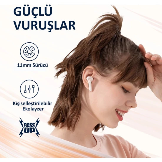 Beyaz kulaklık takan gülümseyen bir kadın. Metinde 11 mm sürücü ve özelleştirilebilir ekolayzır belirtiliyor.
