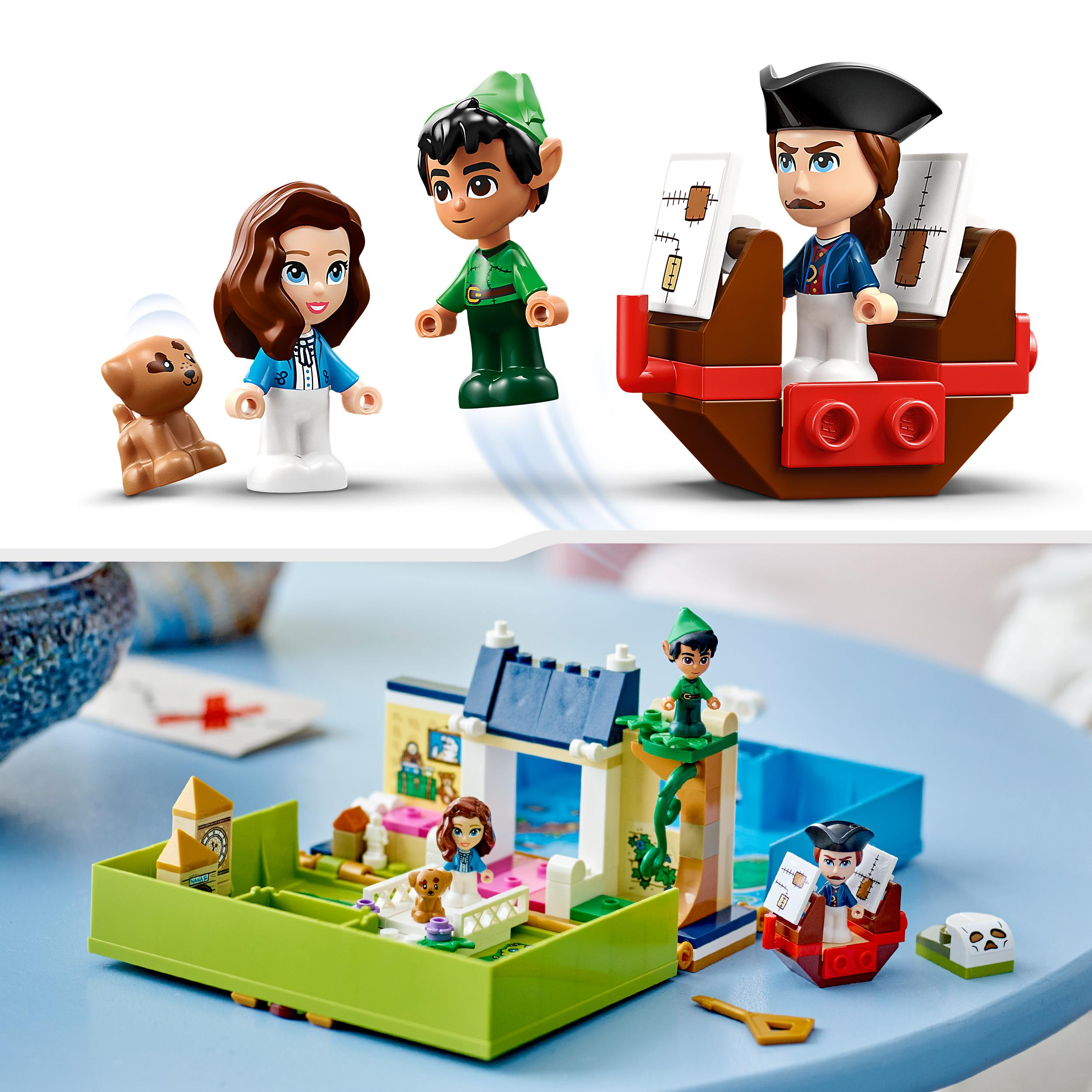 LEGO-Set mit Peter Pan Figuren und einem Boot. Außerdem eine Miniaturhaus-Szene mit Figuren.