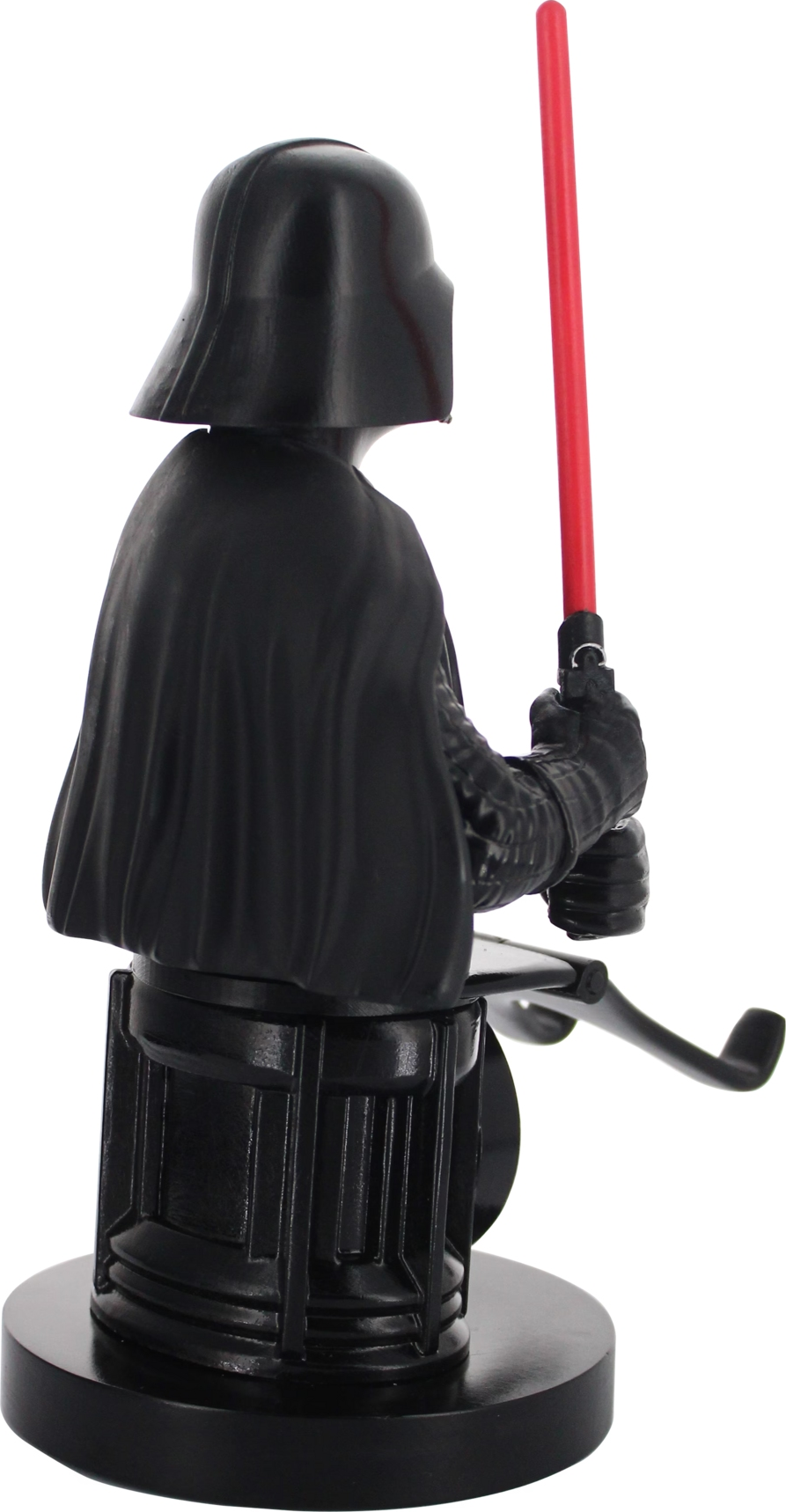Figurine de Dark Vador tenant un sabre laser rouge sur un socle noir.