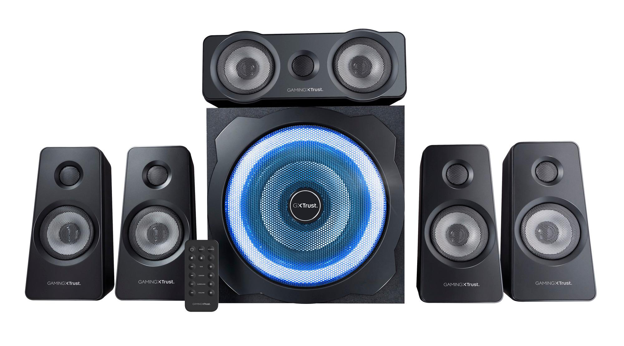 Schwarzes 5.1-Surround-Sound-System mit Subwoofer, vier Satellitenlautsprechern, Center-Lautsprecher und Fernbedienung.