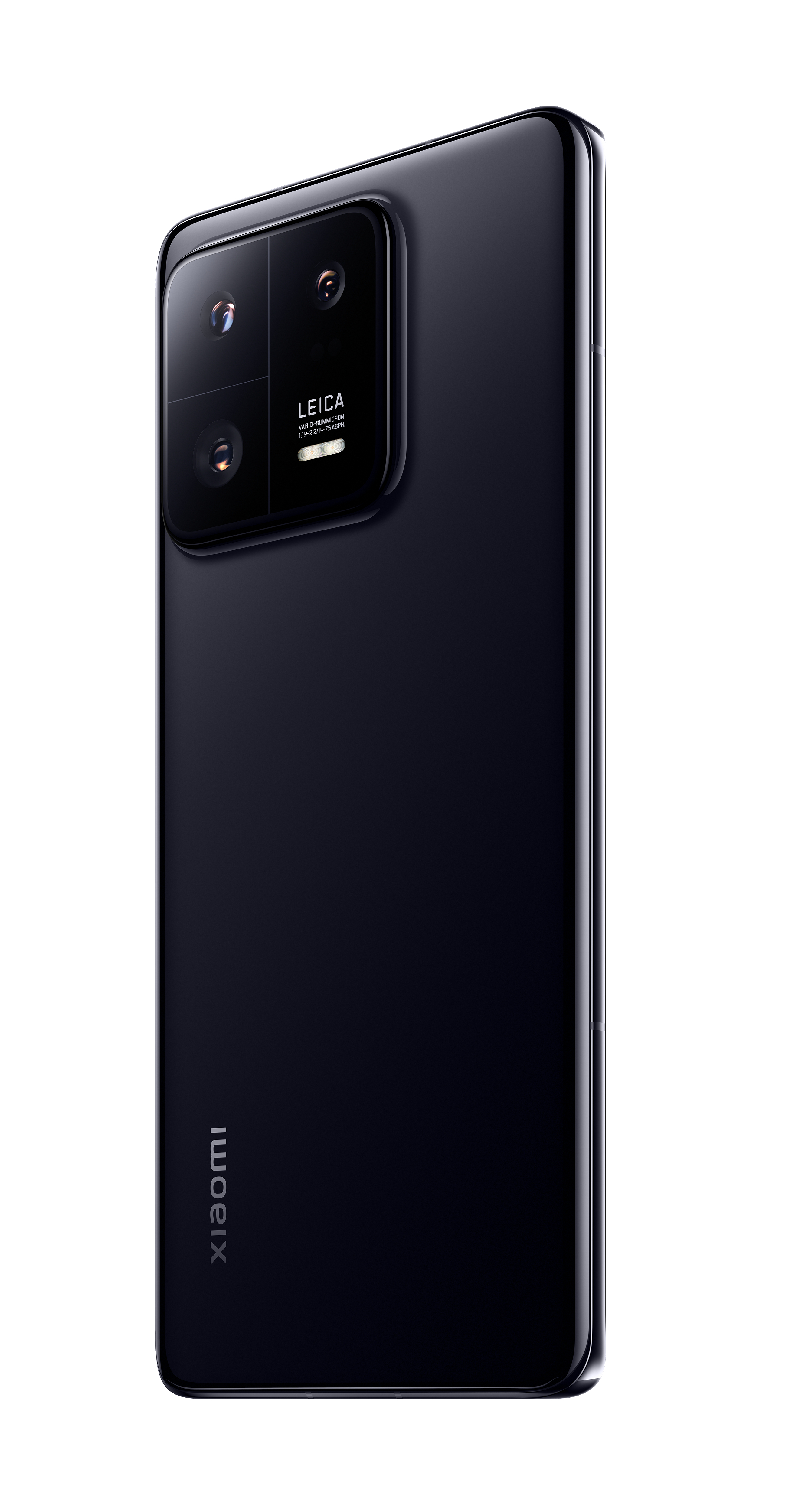 Ein schwarzes Smartphone mit Dreifach-Kamera, in einem Winkel gehalten, mit Leica-Logo.