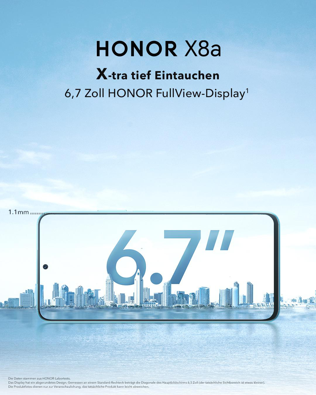 Ein hellblaues Telefon mit einem großen 6,7-Zoll-Display. Der Bildschirm hat eine Stadtansicht. Das Telefon ist auf weißem Grund.