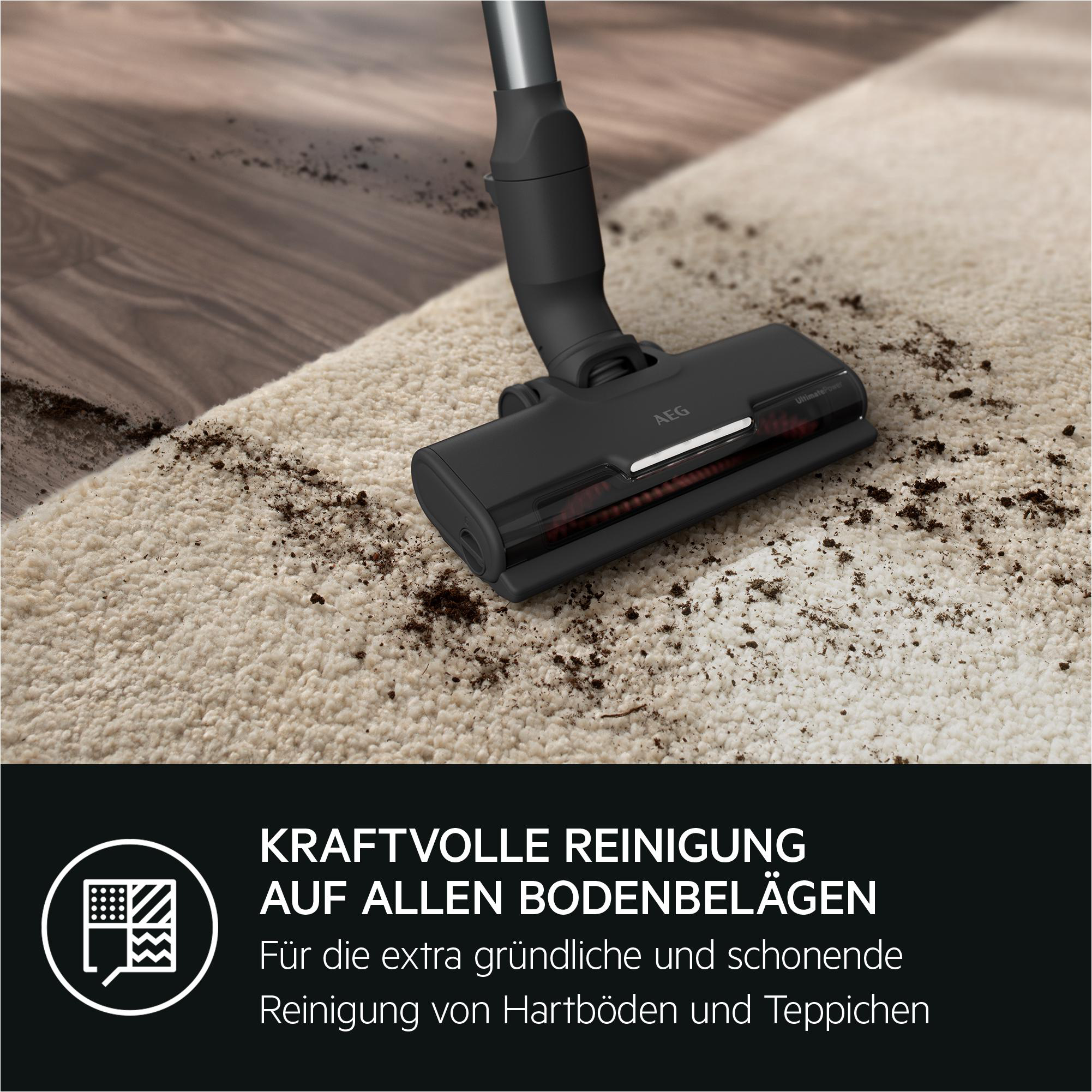 Schwarzer Staubsaugerkopf auf beigem Teppich mit Schmutz.