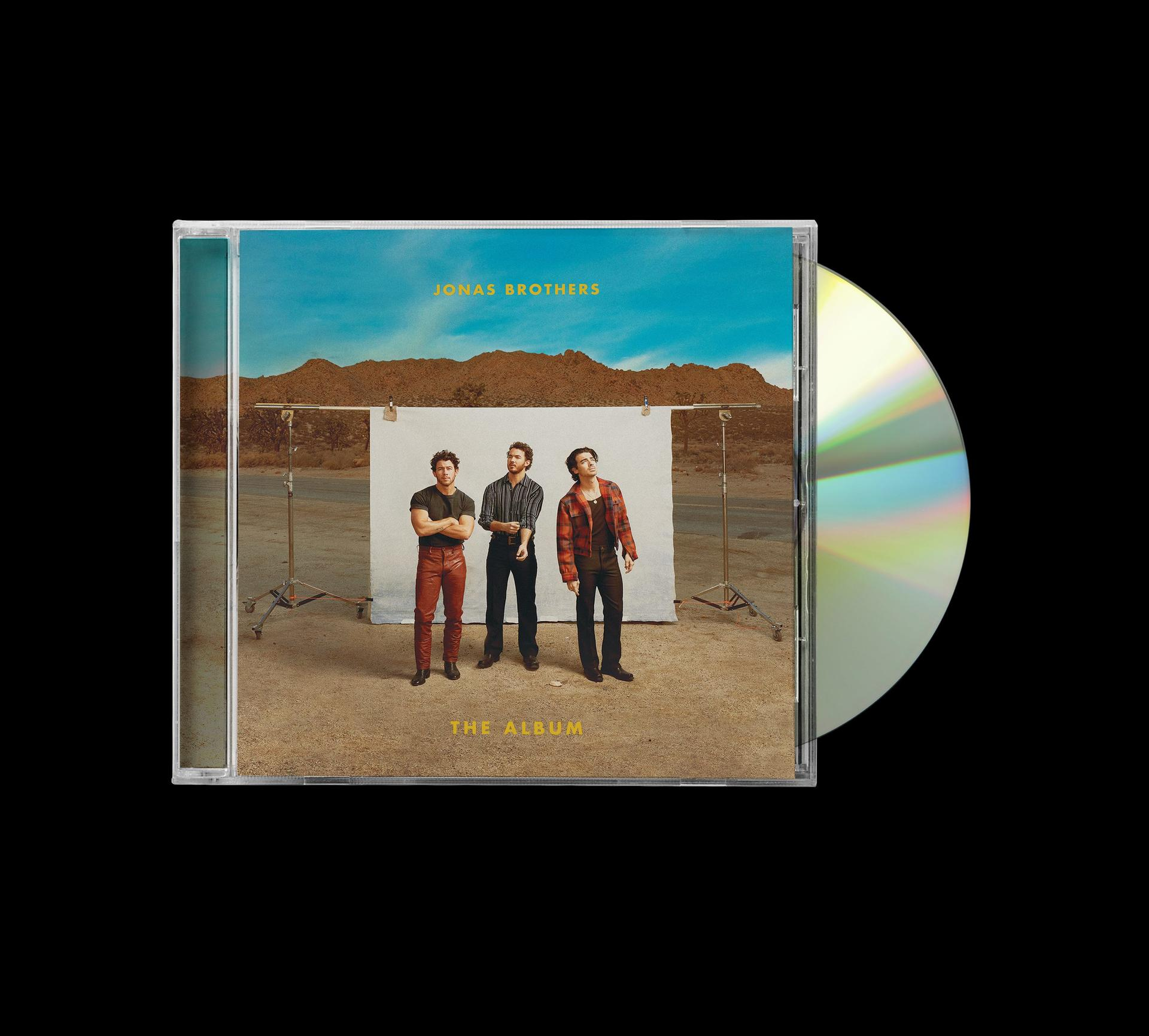 CD-Hülle mit Jonas Brothers auf dem Albumcover. Drei Männer stehen vor einer weißen Kulisse. Daneben eine CD.