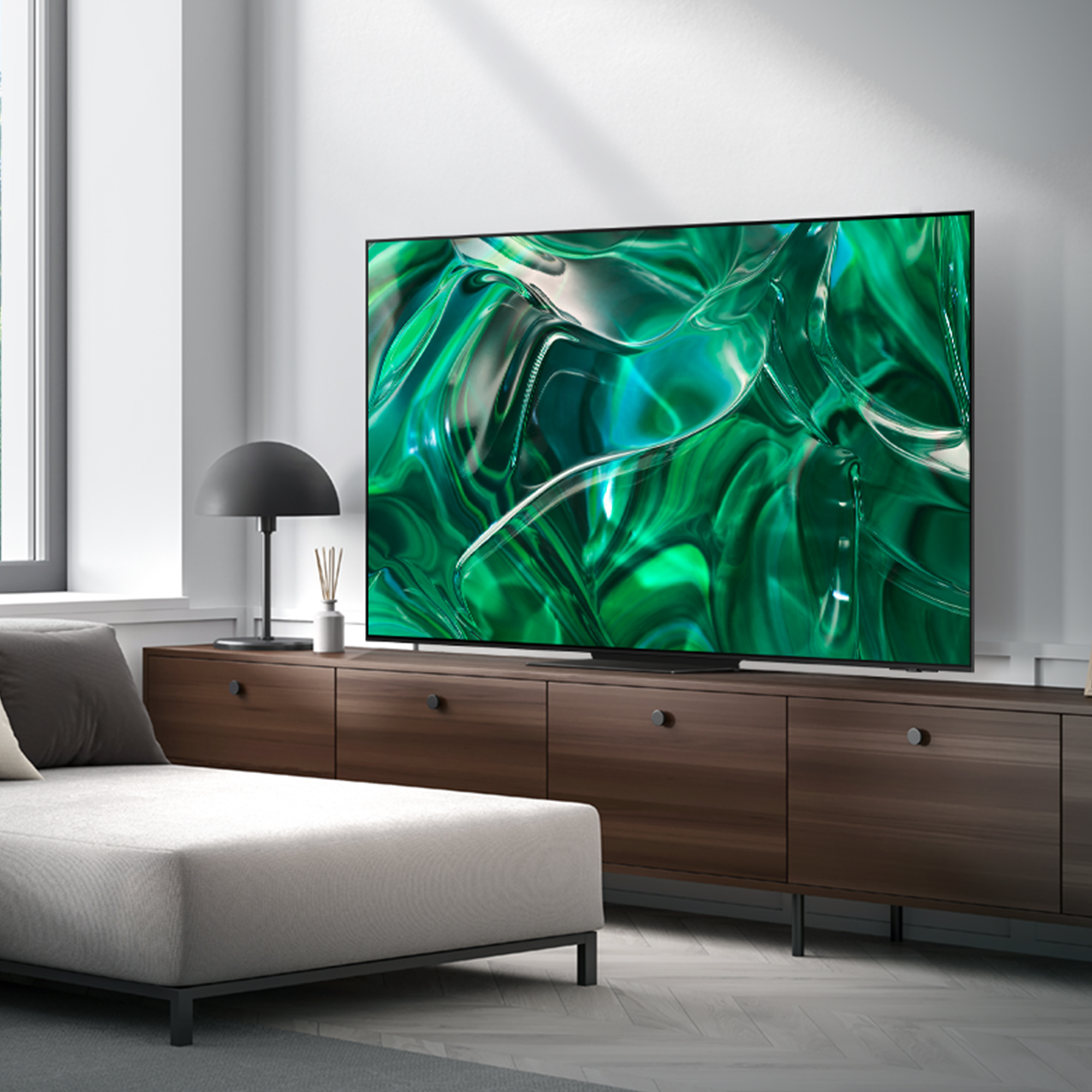 Un televisor moderno sobre un mueble de madera, con un diseño abstracto verde y un sofá blanco.