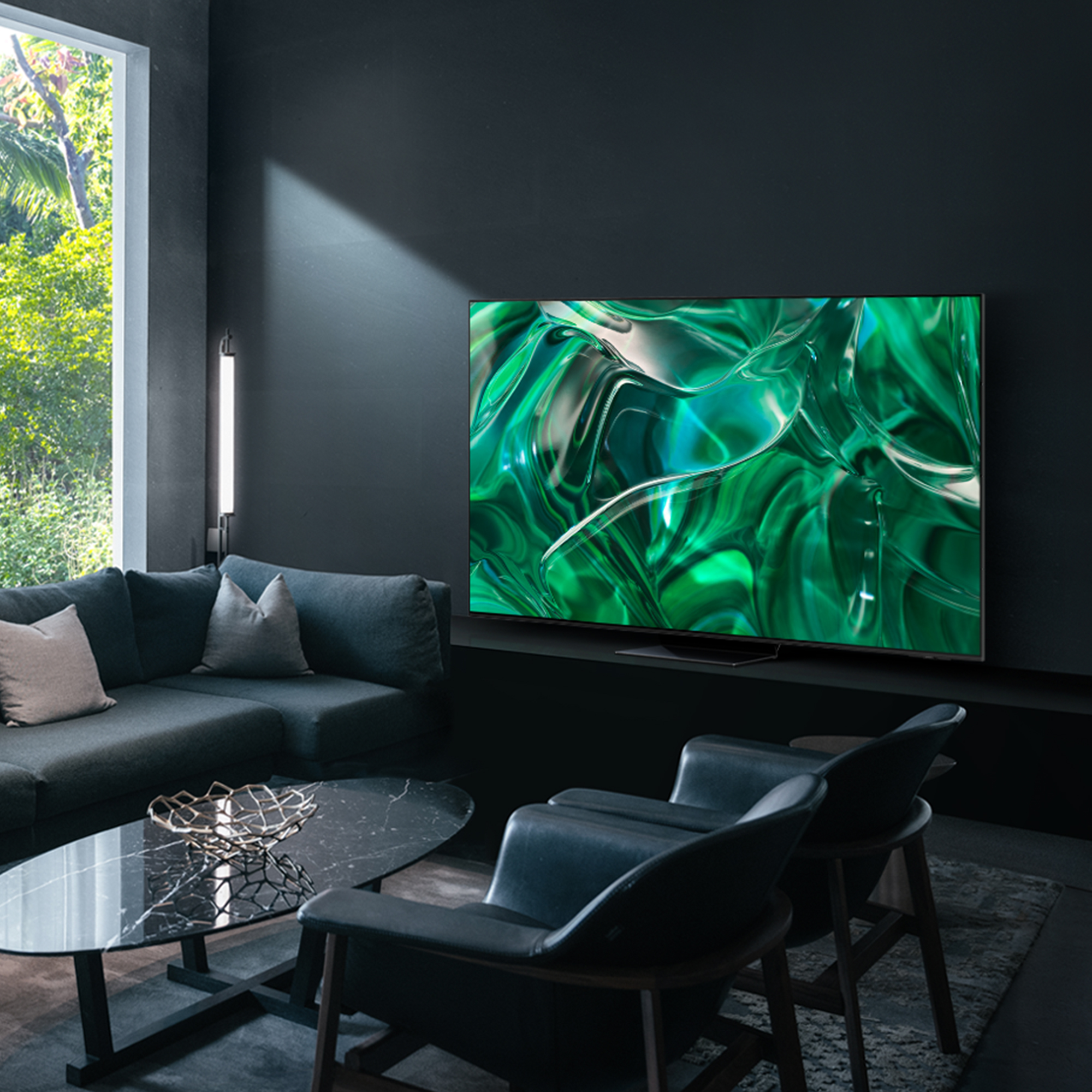 Salón con pared oscura, televisor y elementos decorativos.
