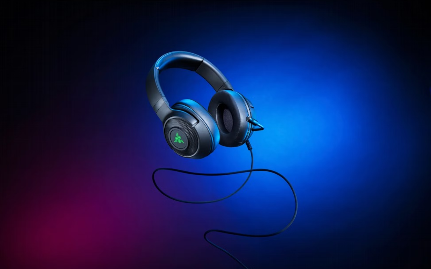 Fekete Razer fejhallgató kék és lila színátmenetű háttéren. A Razer logó látható.