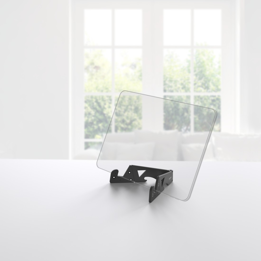 Klare Glasscheibe auf einem schwarzen Metallständer, auf einem weißen Tisch.
