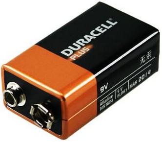 Duracell 9V-Batterie, orange und schwarz, mit 9V-Markierung und Ablaufdatum.