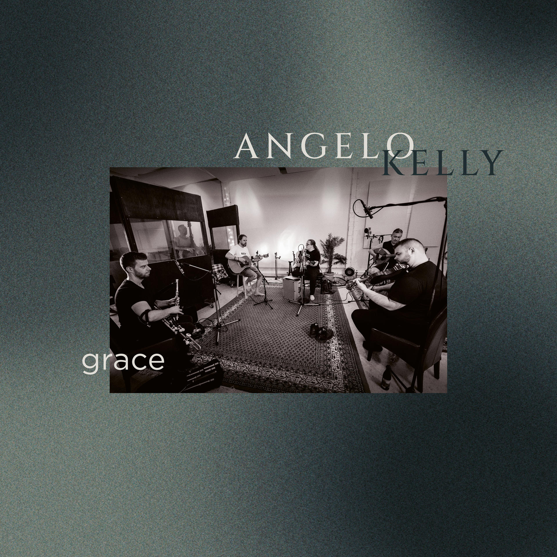 Band im Studio beim Aufnehmen. Musiker spielen Instrumente. Text: Angelo Kelly, grace.