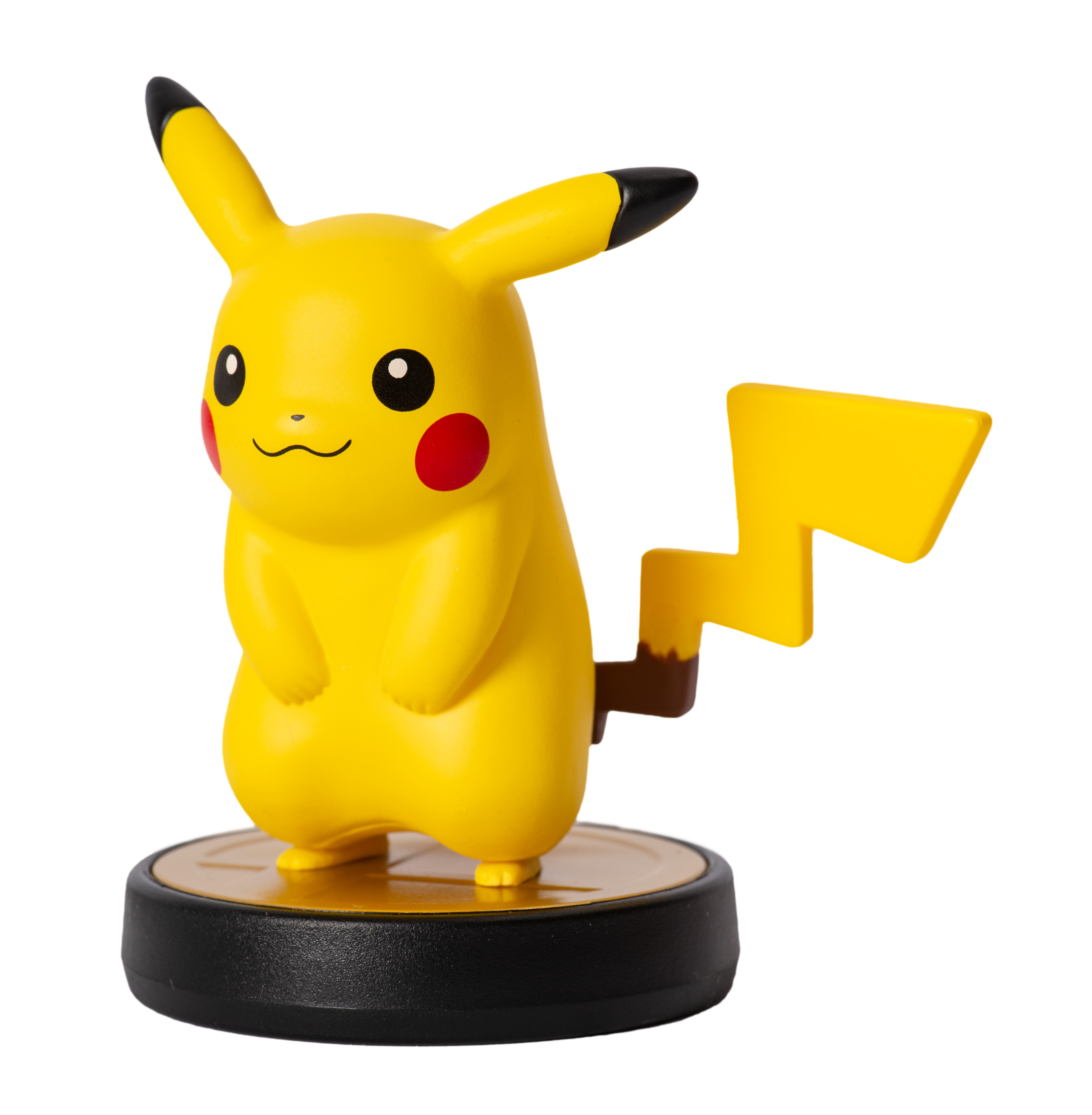 Pikachu-Figur auf schwarzem Sockel. Gelbe Figur mit roten Wangen und Blitzschwanz.