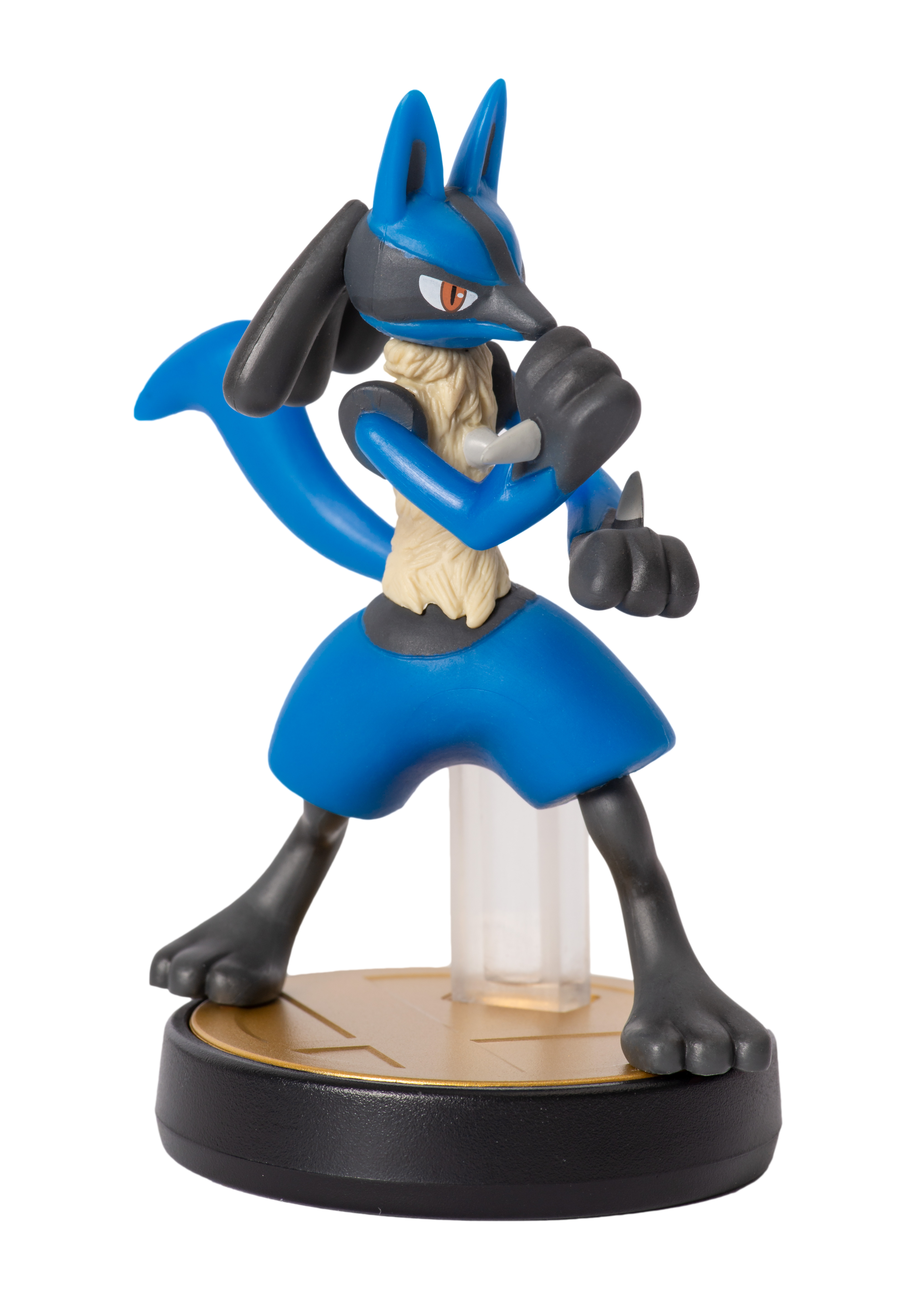 Lucario Pokémon-Figur in Kampfpose, auf schwarzem Sockel, weißer Hintergrund.