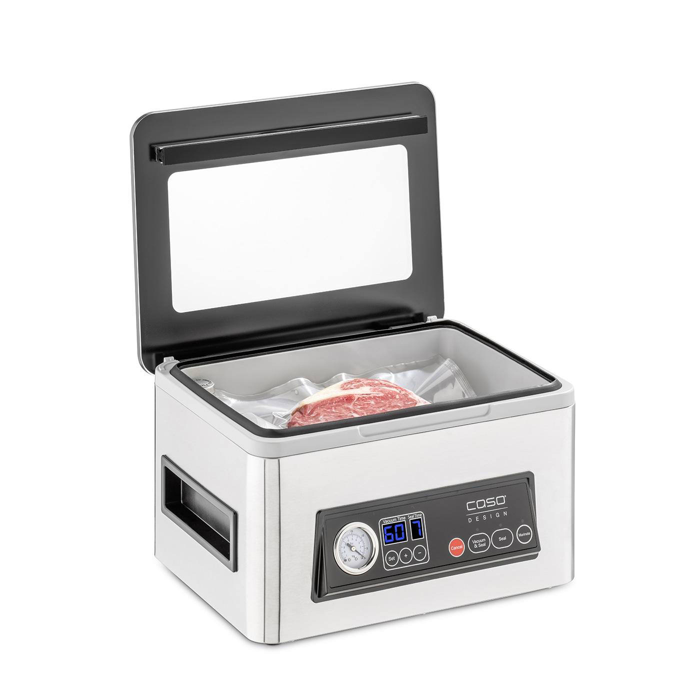 Eine silberne Vakuumversiegelungsmaschine mit transparentem Deckel, die rohes Fleisch enthält.
