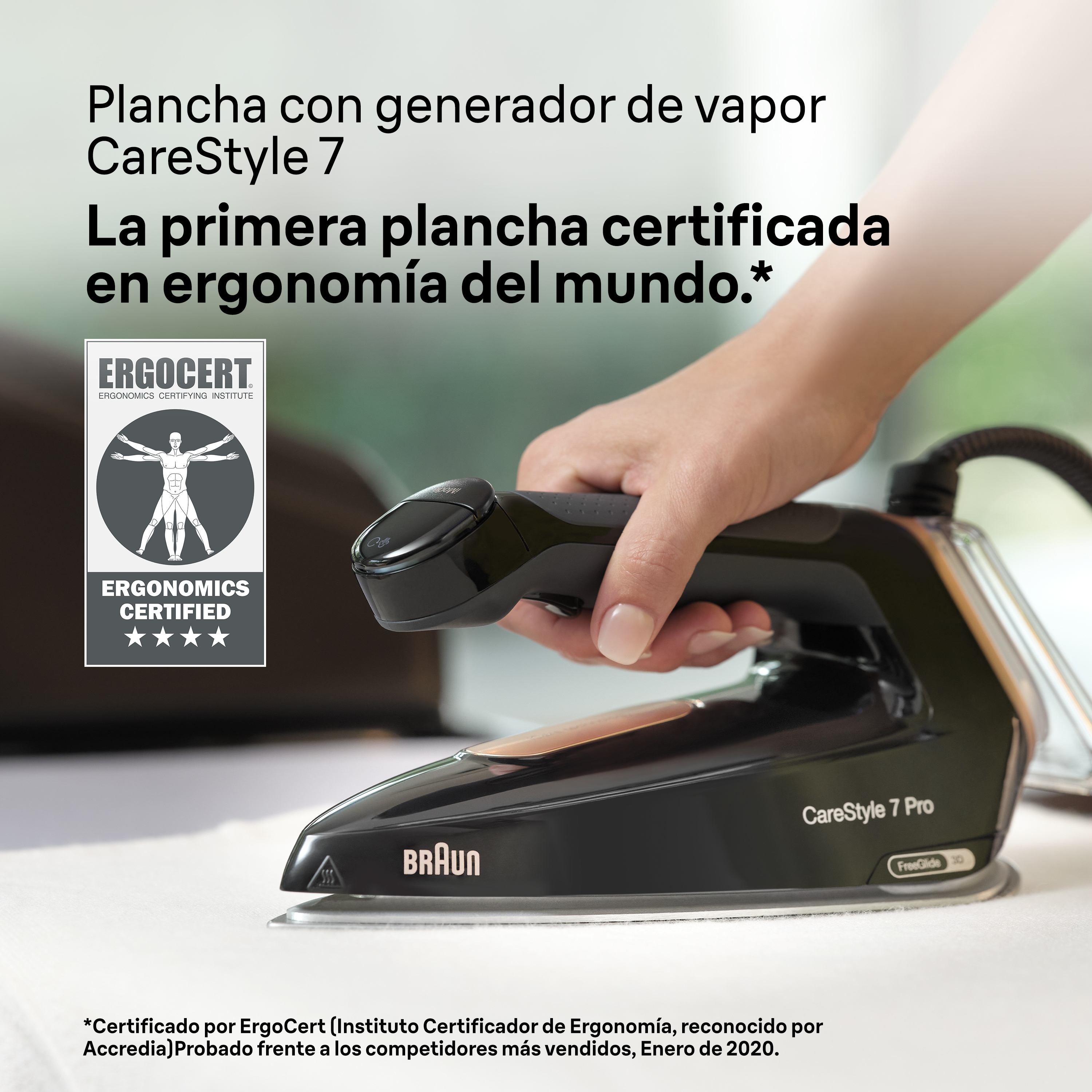Mano sosteniendo una plancha negra y dorada. La plancha está sobre una superficie blanca.