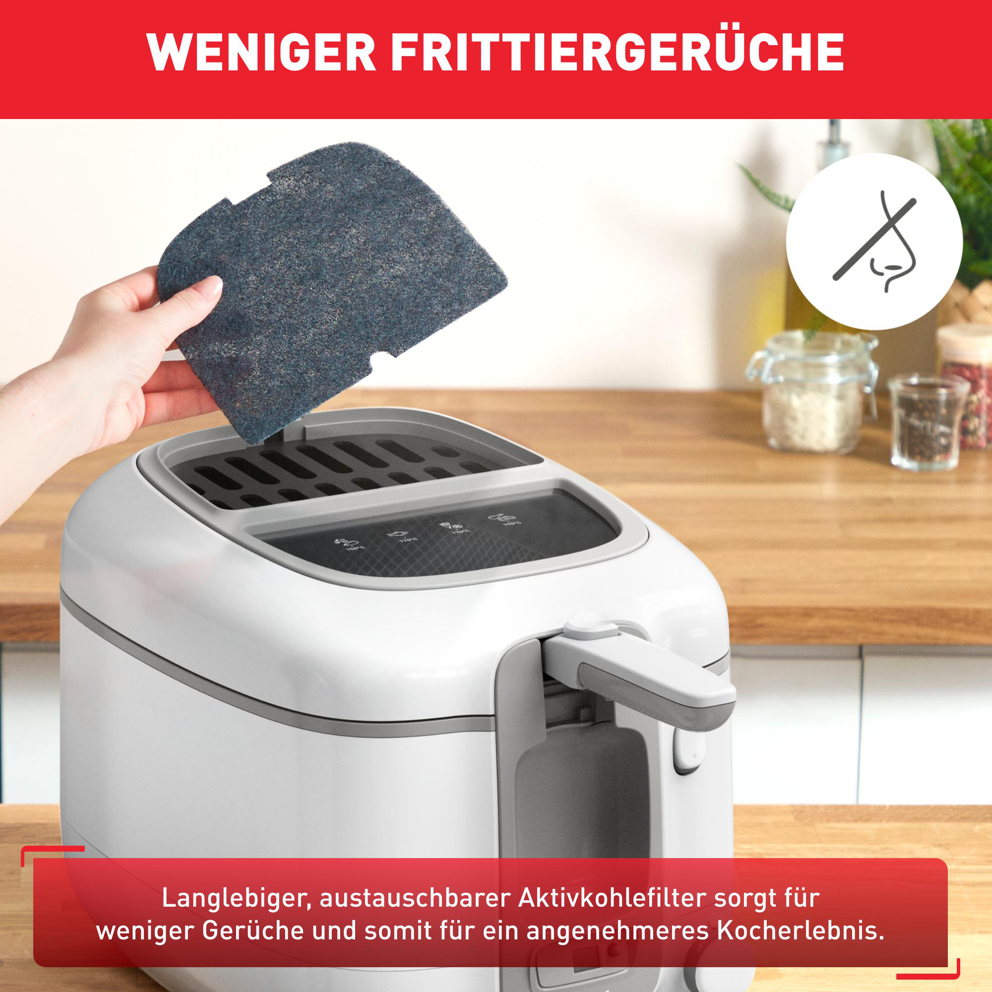 Hand, die einen Filter über einer weißen Fritteuse auf Holz hält.