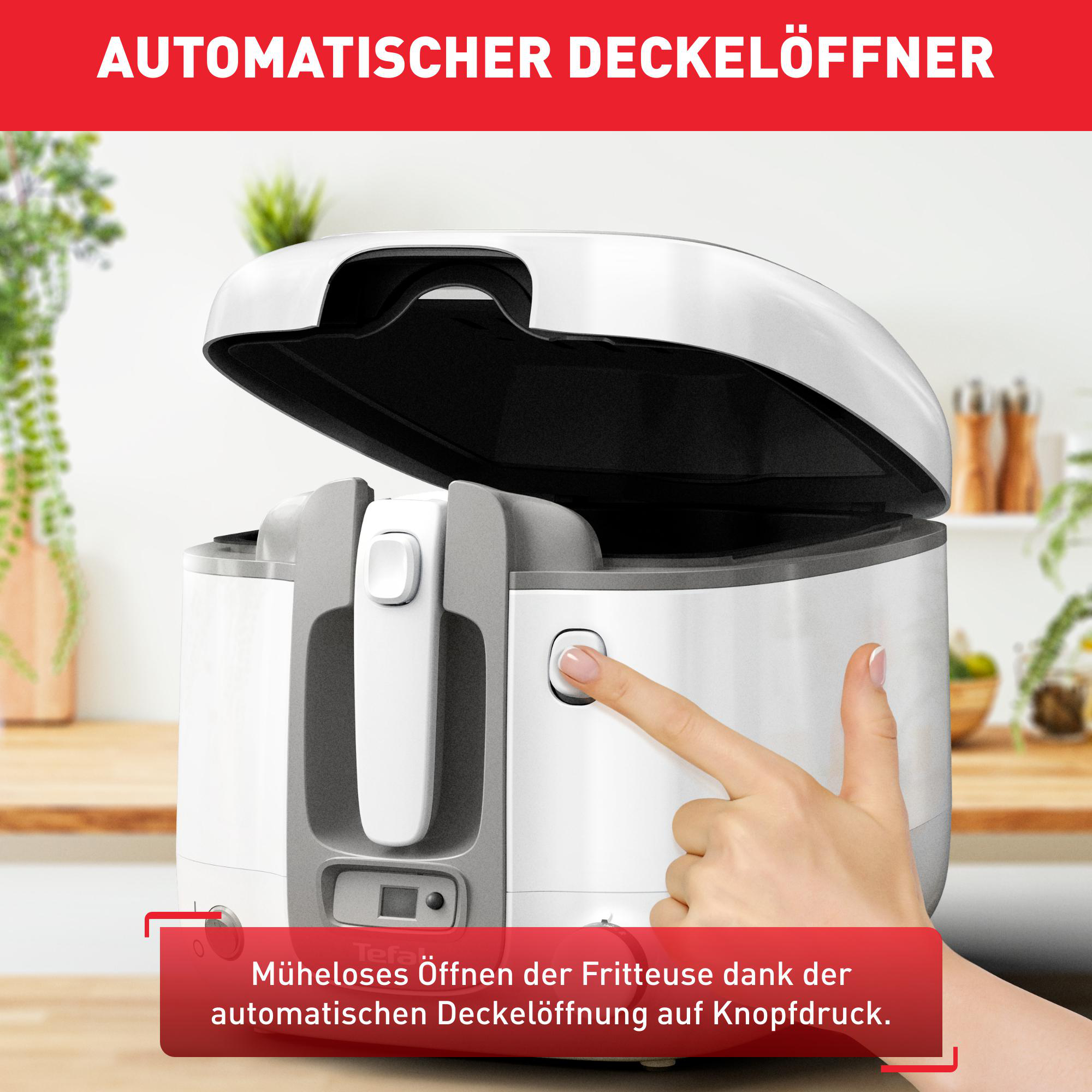 Der Finger einer Person drückt einen Knopf an einer weiß-grauen Fritteuse mit offenem Deckel.