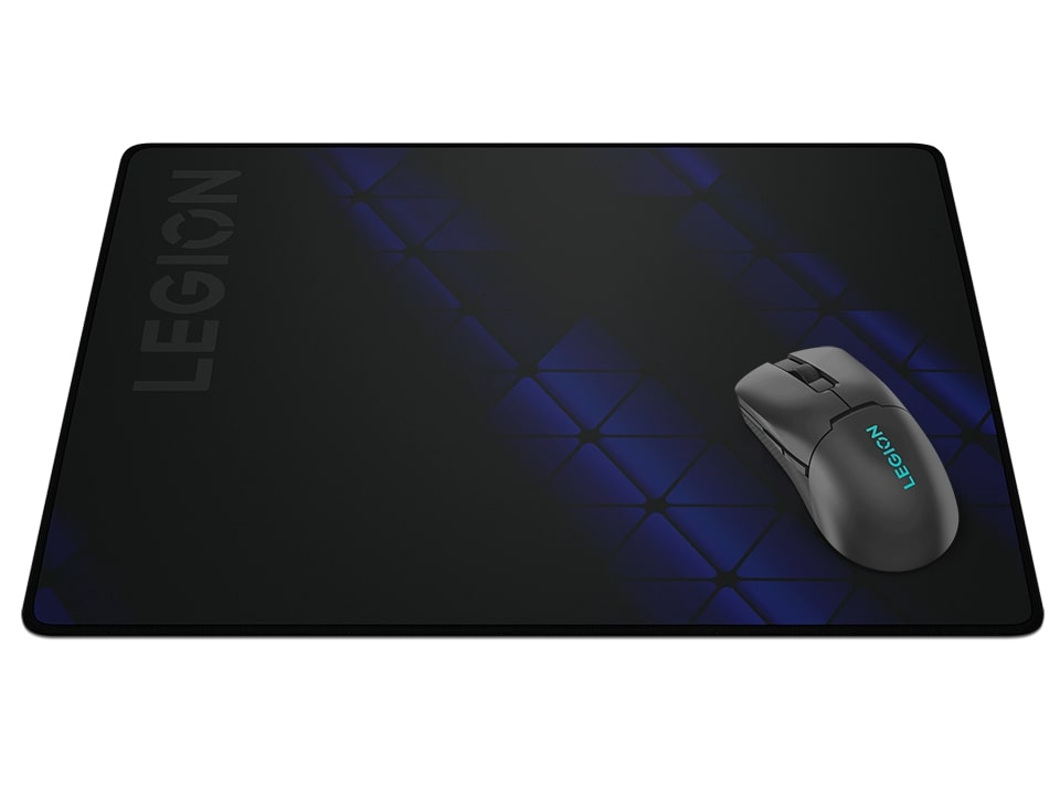 Mavi tasarımlı ve LEGION kelimesi yazan siyah bir mousepad üzerinde siyah bir fare.