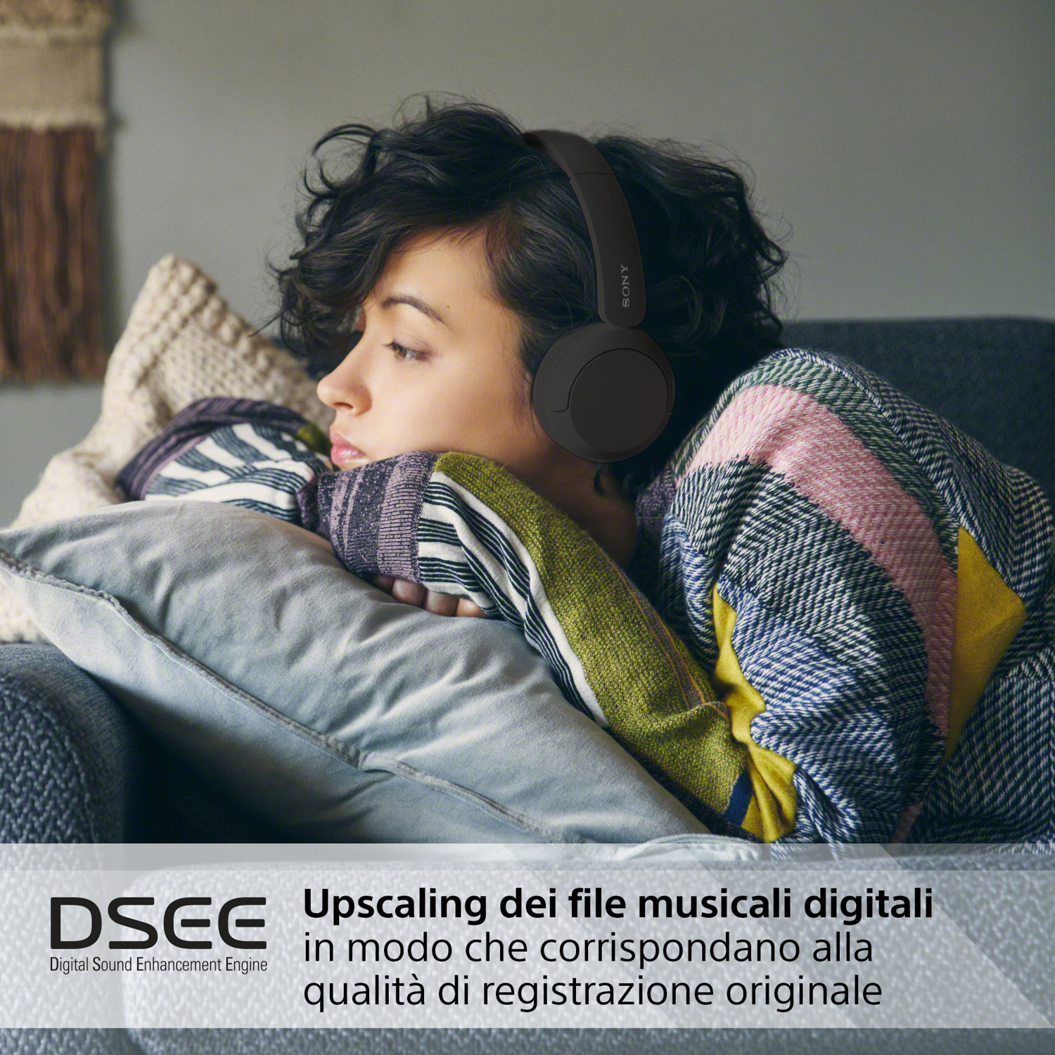 Donna con cuffie, appoggiata su un cuscino. Testo riguardante il miglioramento della qualità della musica digitale.
