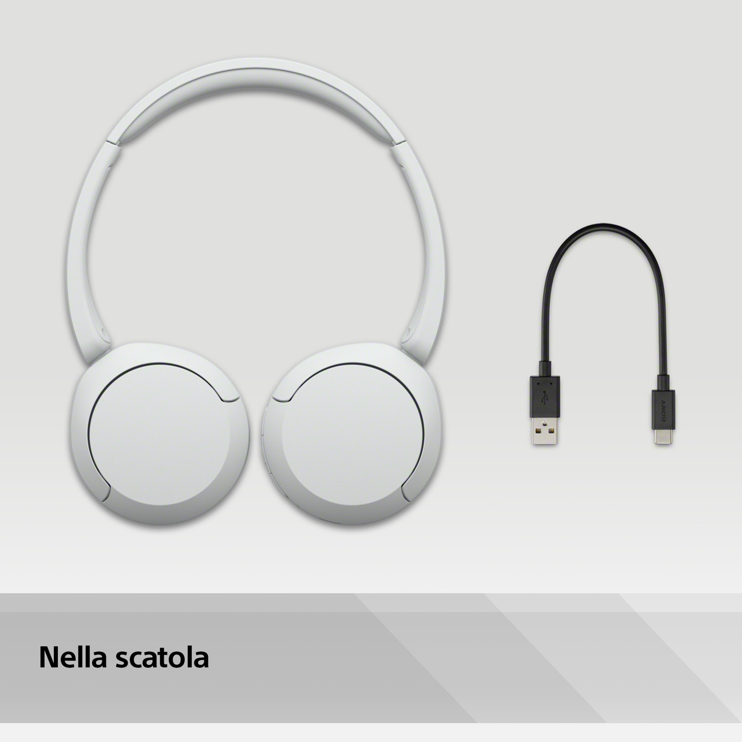 Cuffie bianche e cavo USB-C nero su sfondo grigio.