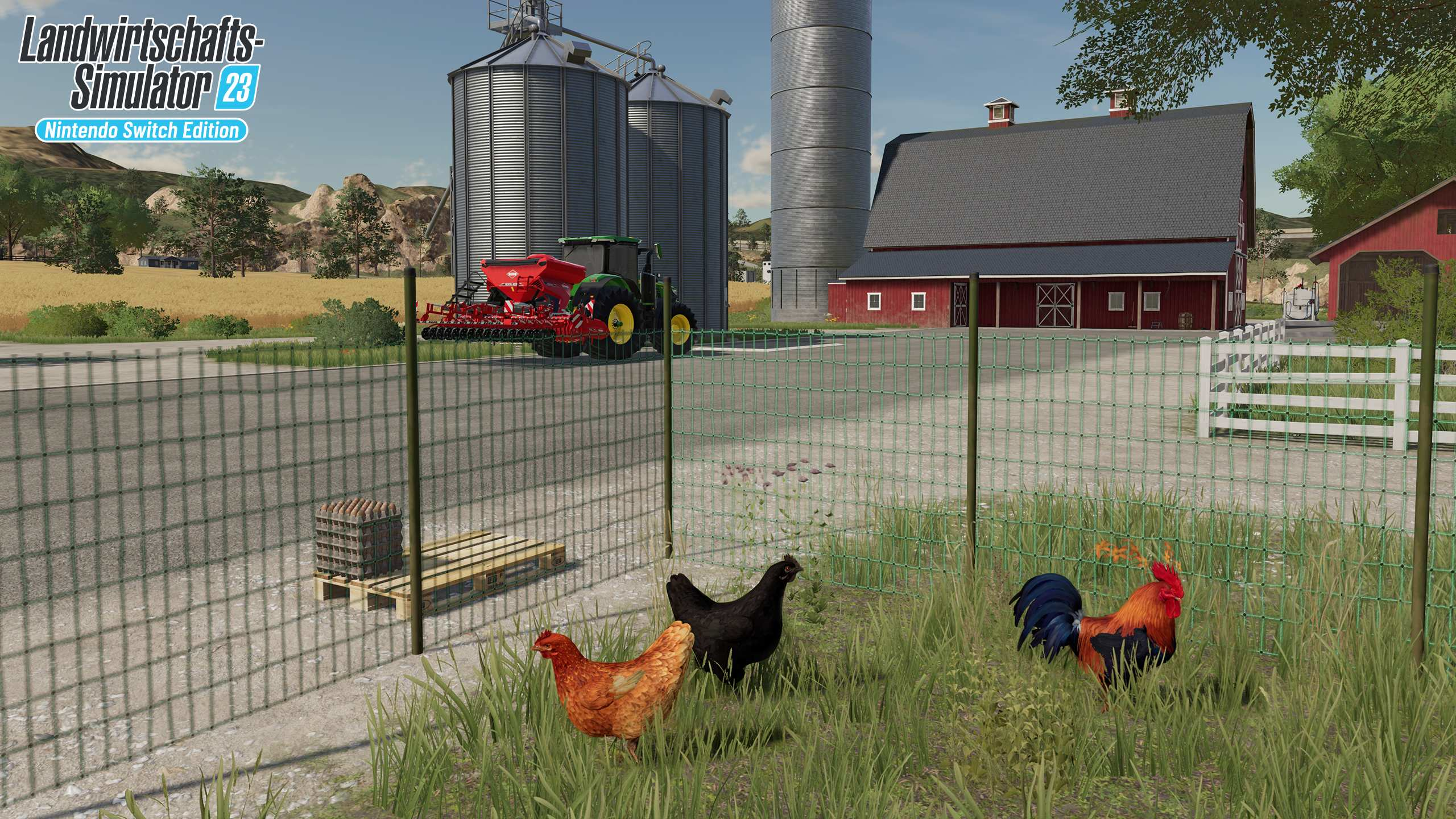 Bauernhofszene mit Traktor, Scheune und Hühnern. Spieltitel: Landwirtschafts-Simulator 23.