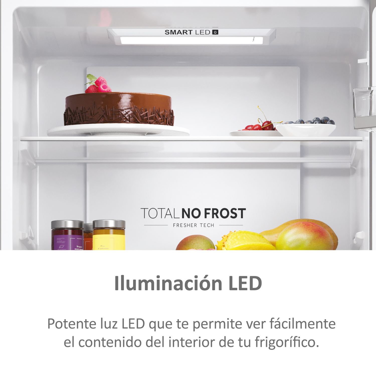 Interior de un refrigerador con pastel, cerezas, bayas y tarros de mermelada. Iluminación LED presente.