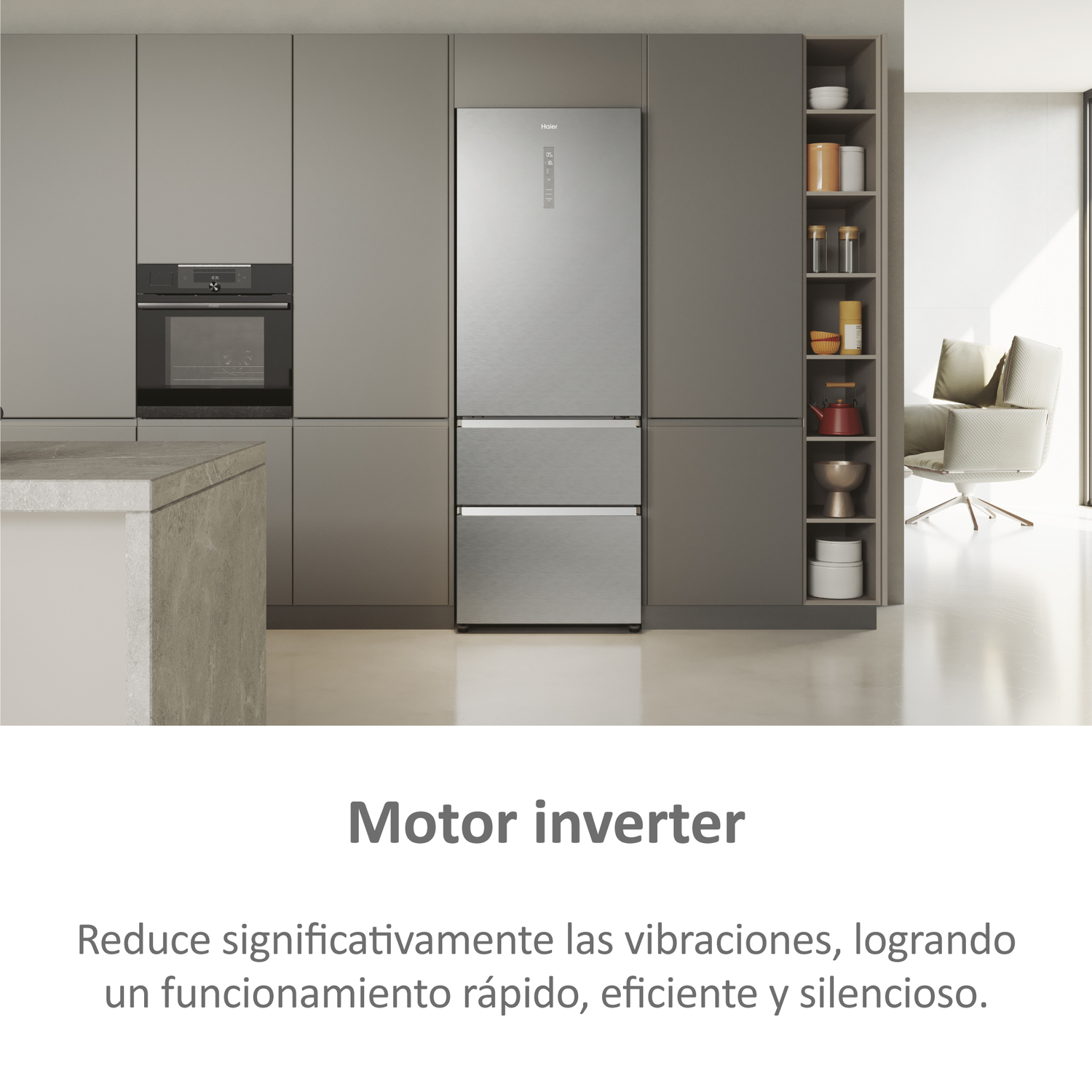 Frigorífico plateado, armarios grises. Un entorno de cocina moderno con horno empotrado y estanterías.