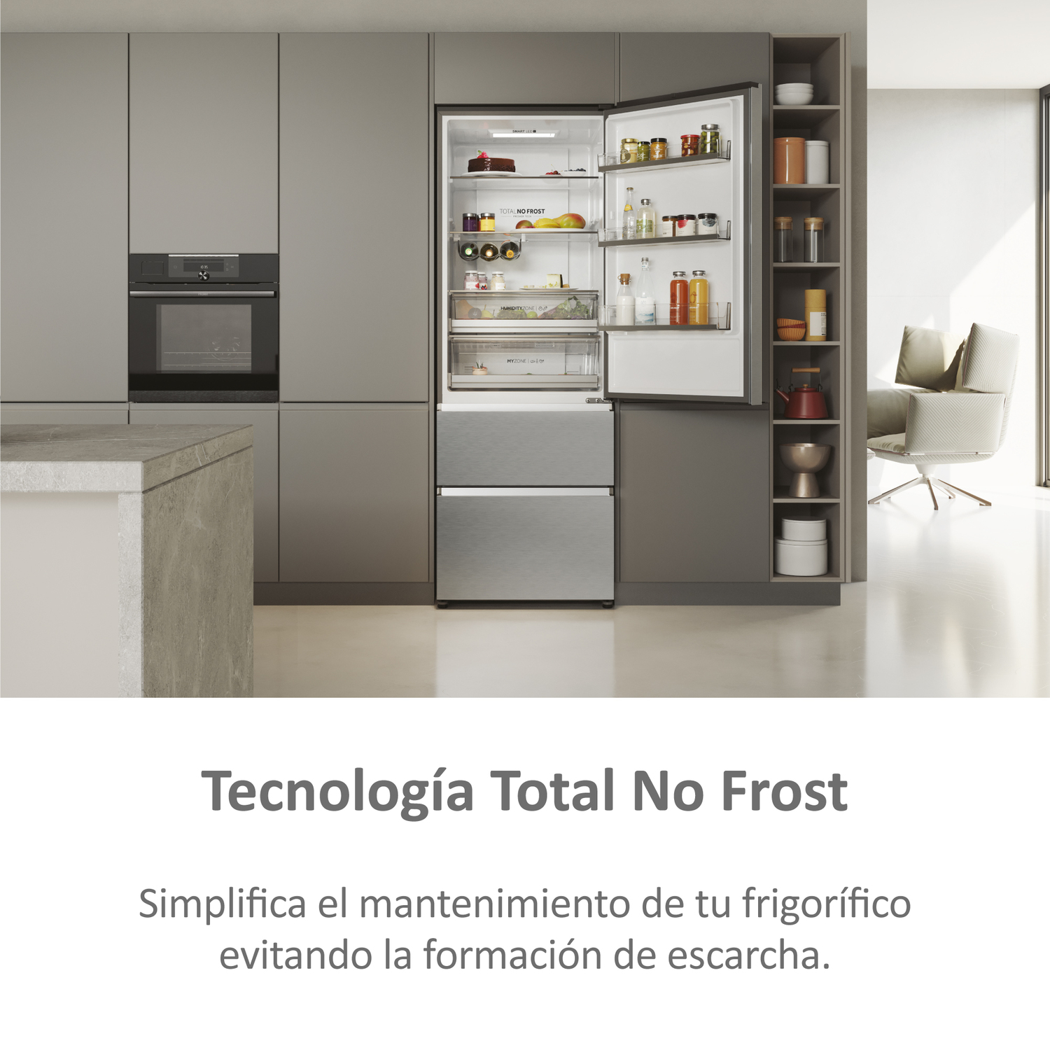 Refrigerador moderno con puerta abierta, mostrando estantes llenos de alimentos.