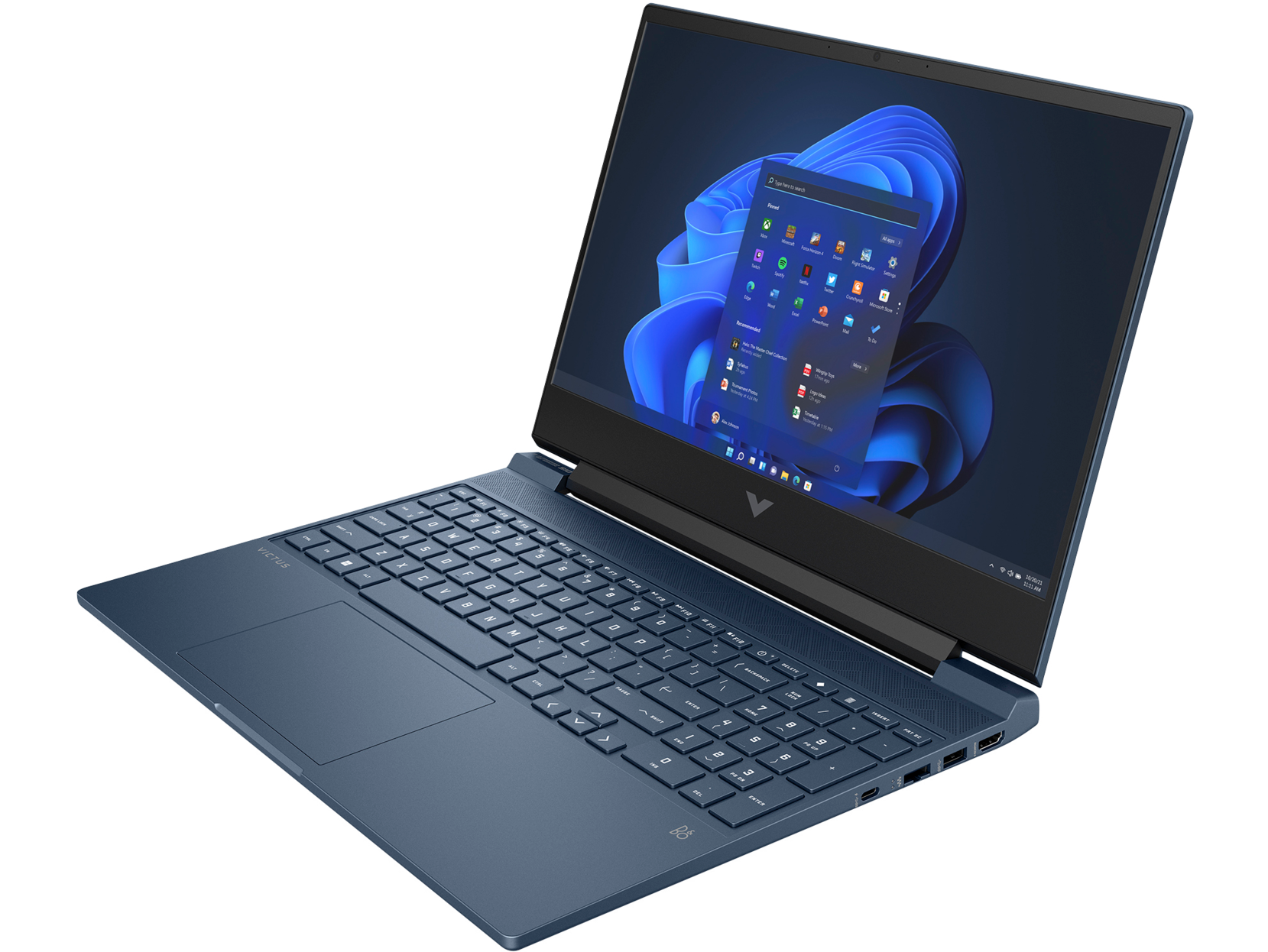Un portátil HP Victus azul está abierto, mostrando una interfaz de Windows 11. El portátil está ligeramente inclinado.