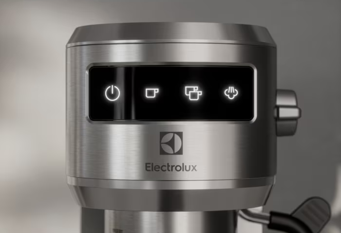 Egy Electrolux kávéfőző tetejének közeli képe. Világító ikonok a bekapcsoláshoz és kávé opciókhoz.