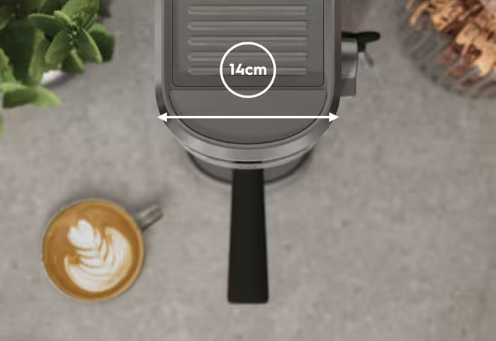 Espresszó gép egy kávéscsészével és egy 14 cm-es mérővel a gépen.