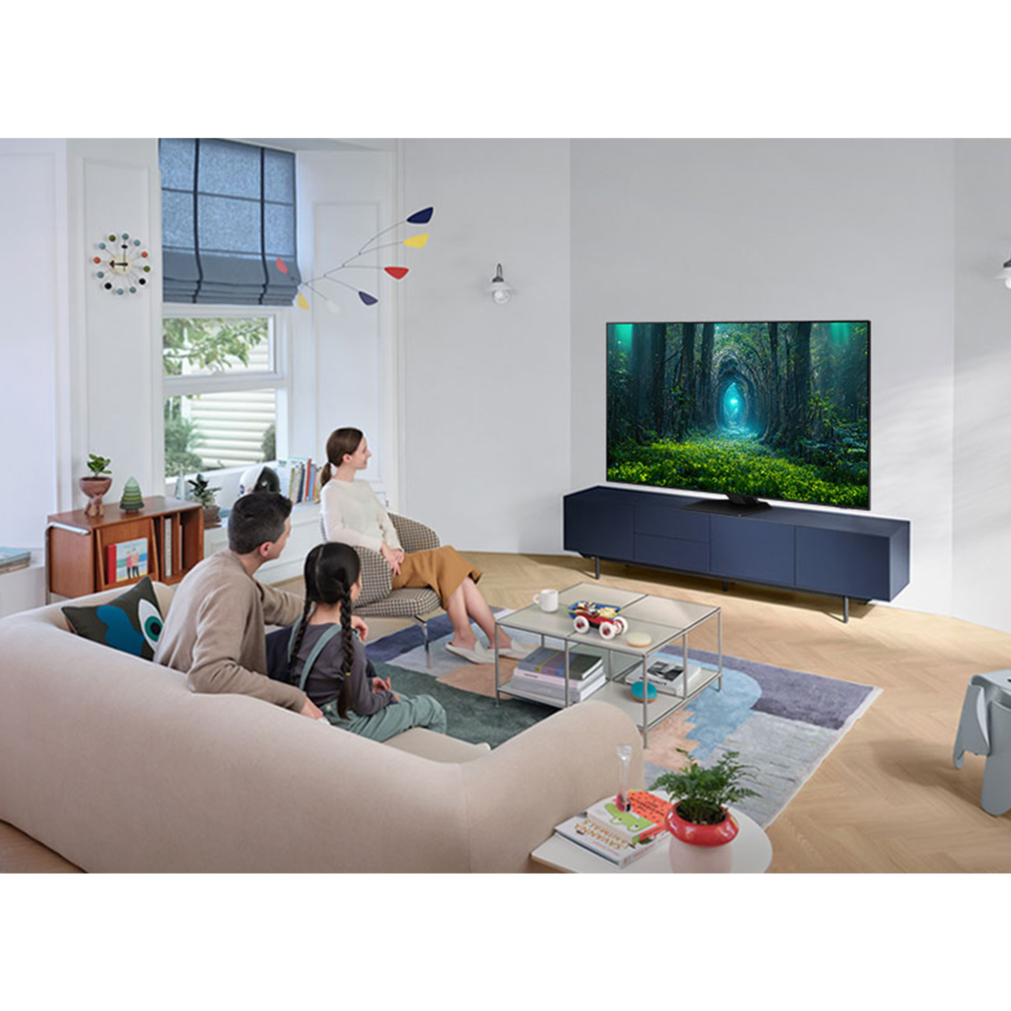 Familia viendo la televisión en una sala de estar con decoración colorida.