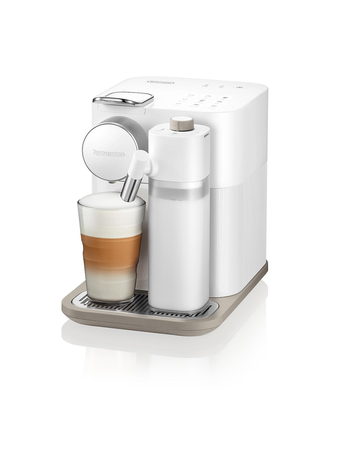 Weiße Nespresso-Kaffeemaschine mit Milchaufschäumer und einem Glas Kaffee.