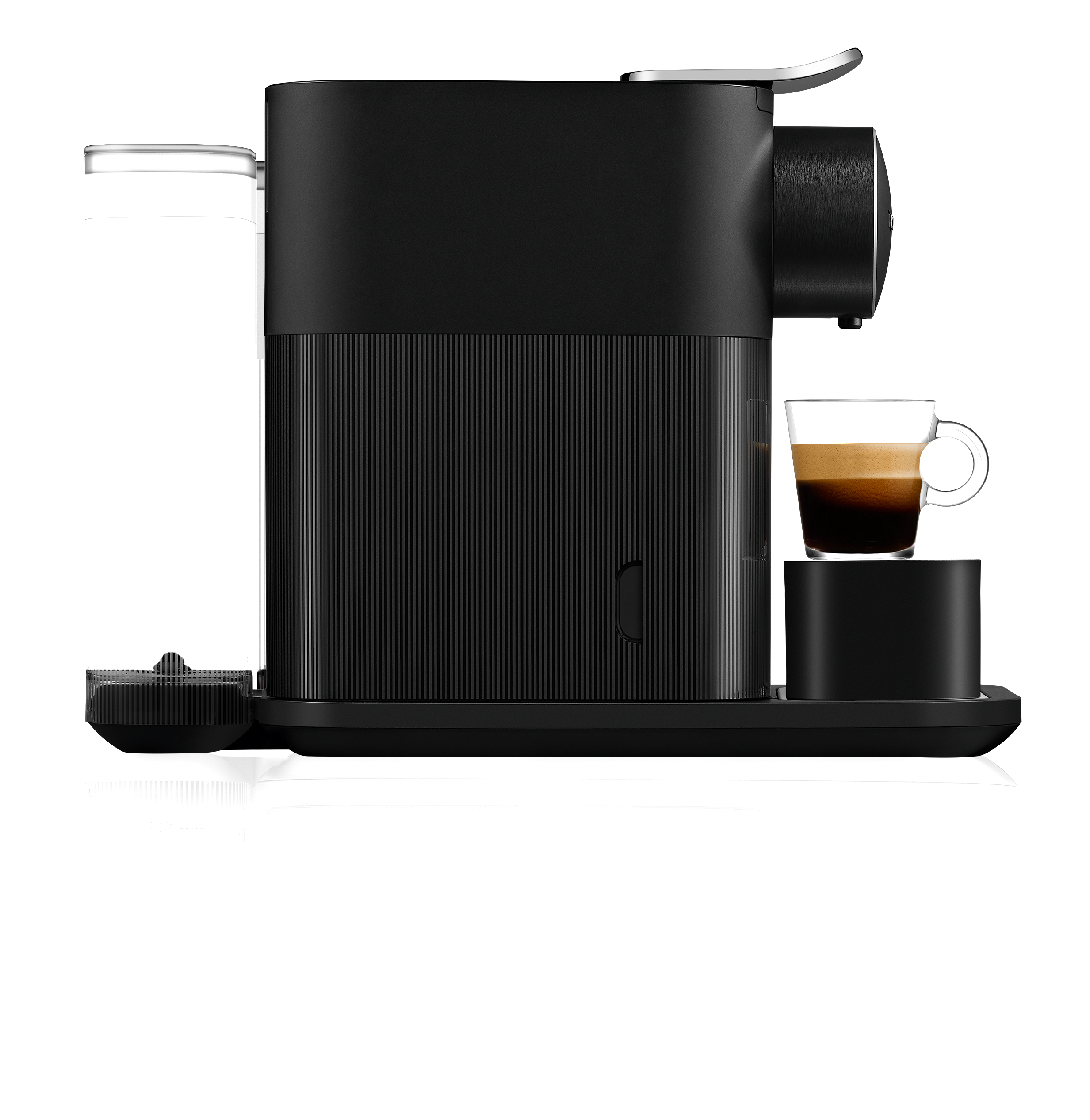 Eine schwarze Kaffeemaschine mit einem Glas Kaffee und einem schwarzen Ständer.