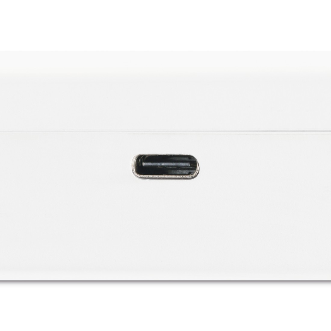 Nahaufnahme einer weißen Oberfläche mit dunklem, rechteckigem Griff. Minimalistisches Design.