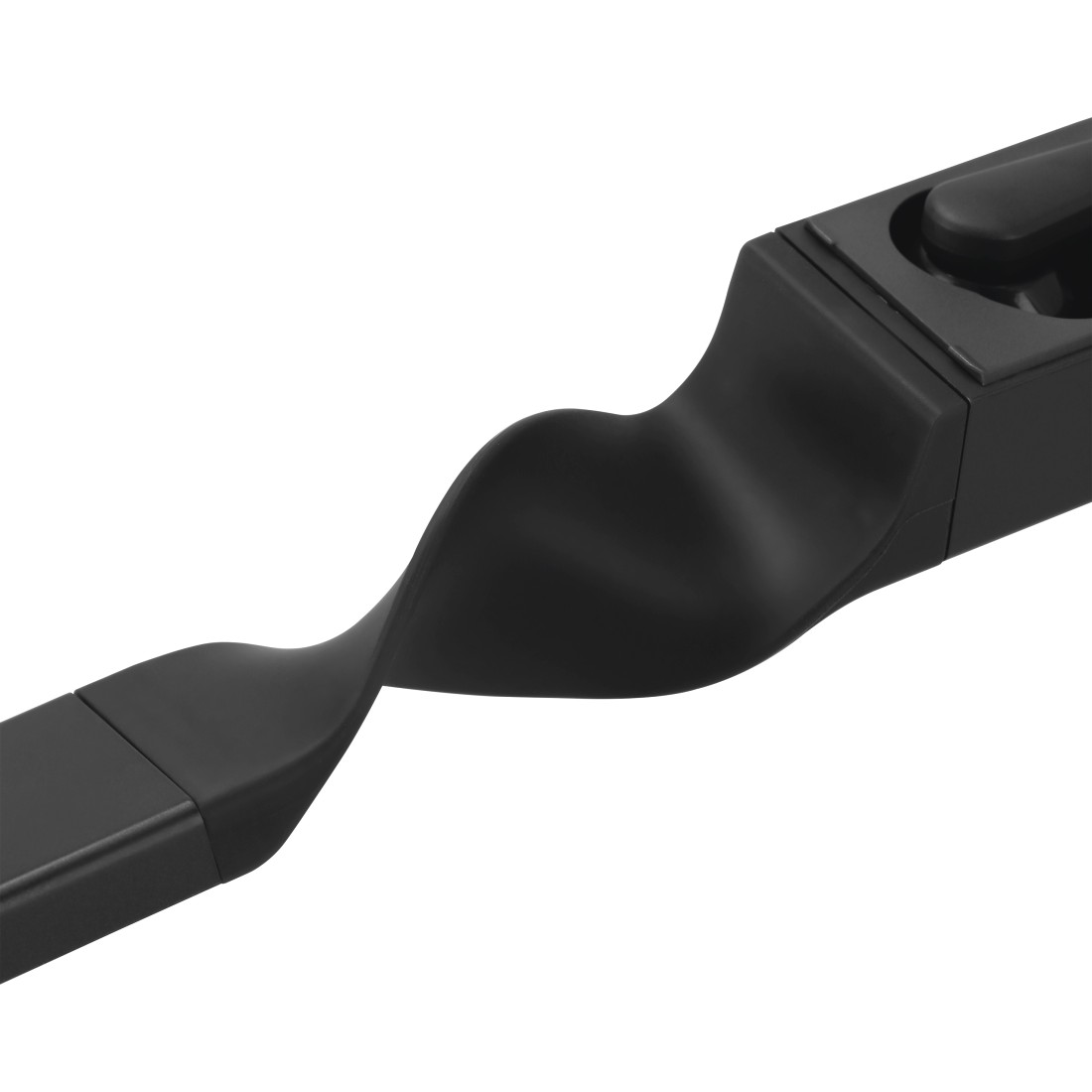 Ein schwarzes, gebogenes Objekt mit einem verdrehten Design. Es scheint ein Teil einer größeren Struktur zu sein.