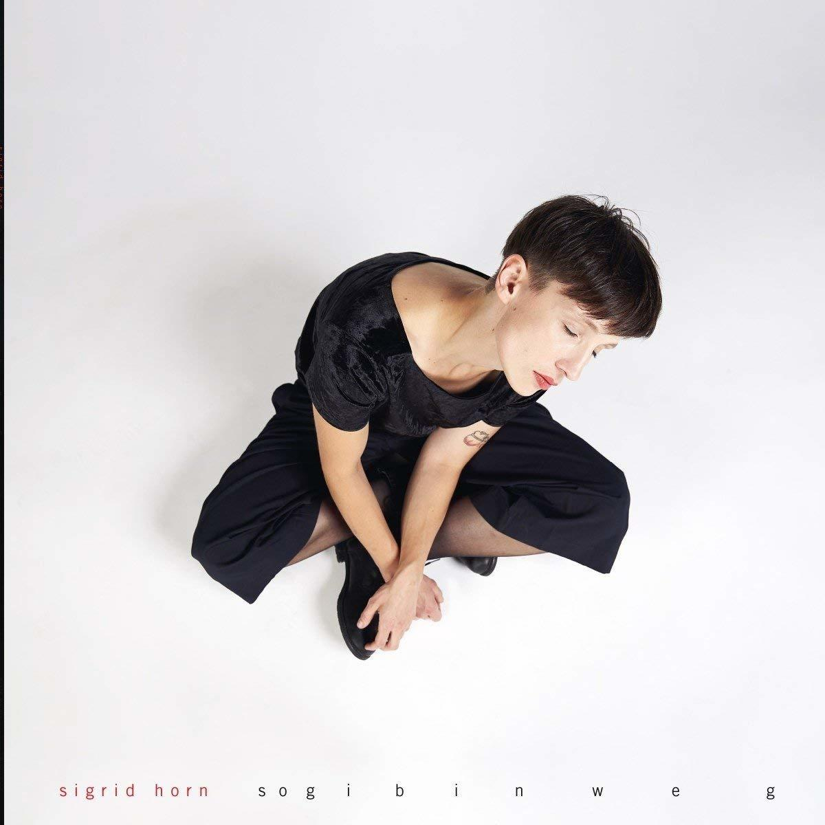 Albumcover: Sigrid Horn, sitzt, schaut nach unten. Text: "sogibingweg" in Rot.
