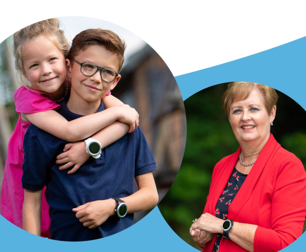 Twee kinderen met een vrouw, allemaal met smartwatches.
