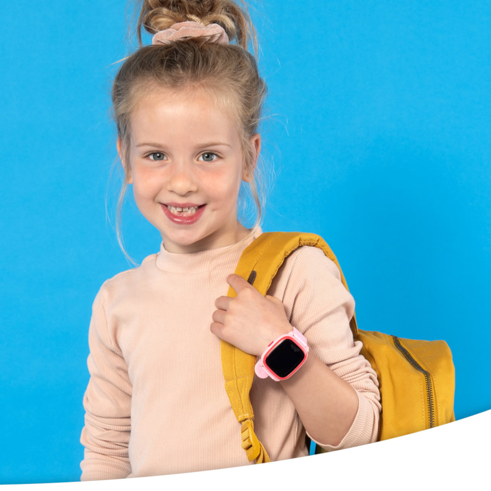 Jeune fille avec une smartwatch rose au poignet, souriante, portant un sac à dos sur fond bleu.
