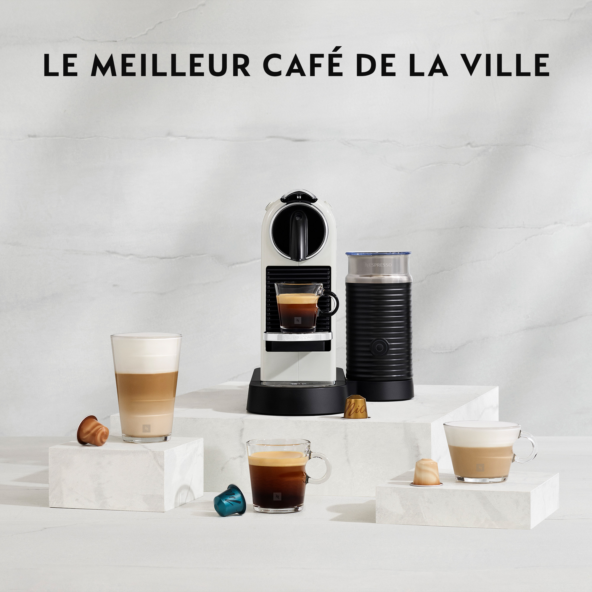 Macchina da caffè con caffè e capsule, varie bevande al caffè in mostra.