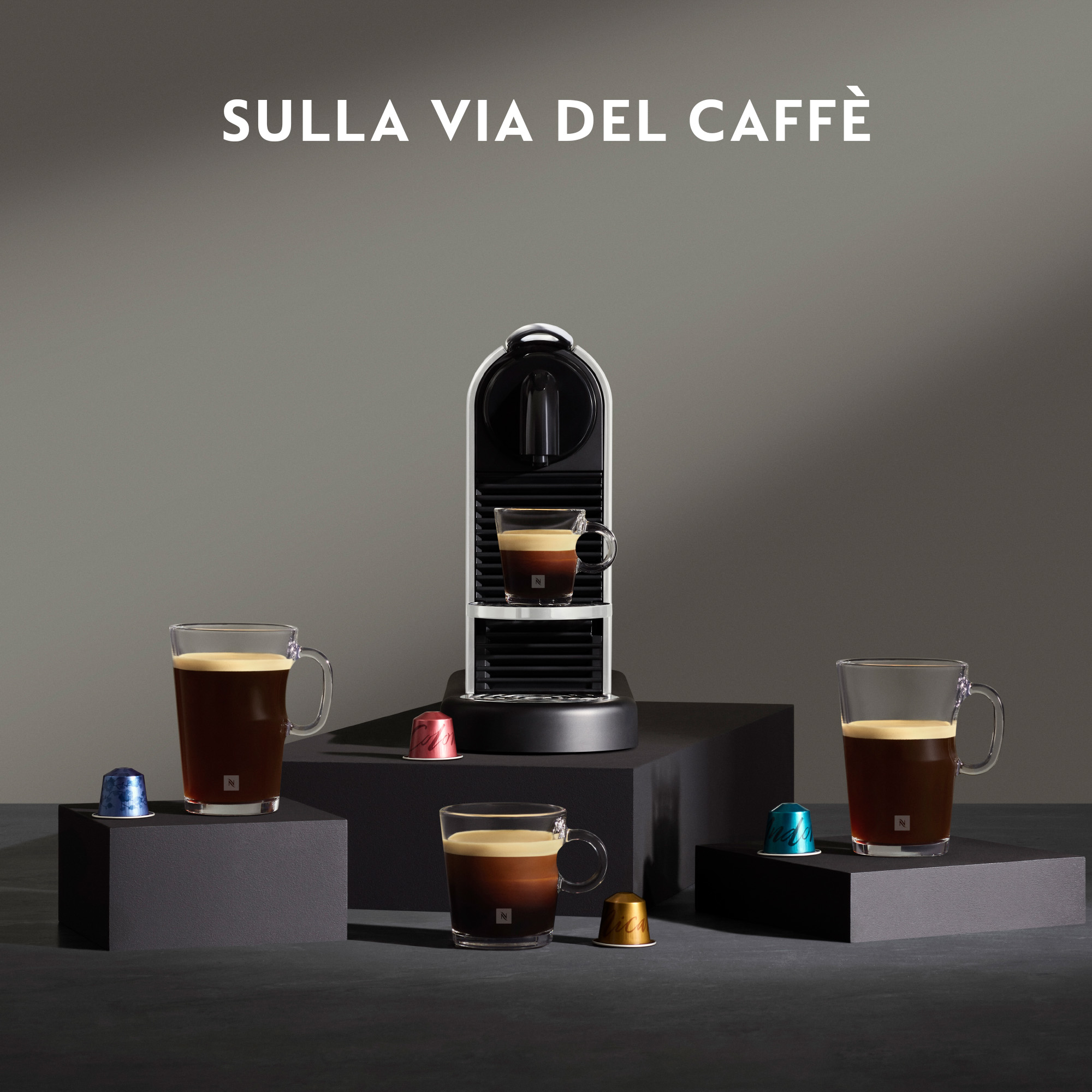 Nespresso-Maschine mit Kaffee und Kapseln, Titel: 'Auf dem Weg zum Kaffee'.