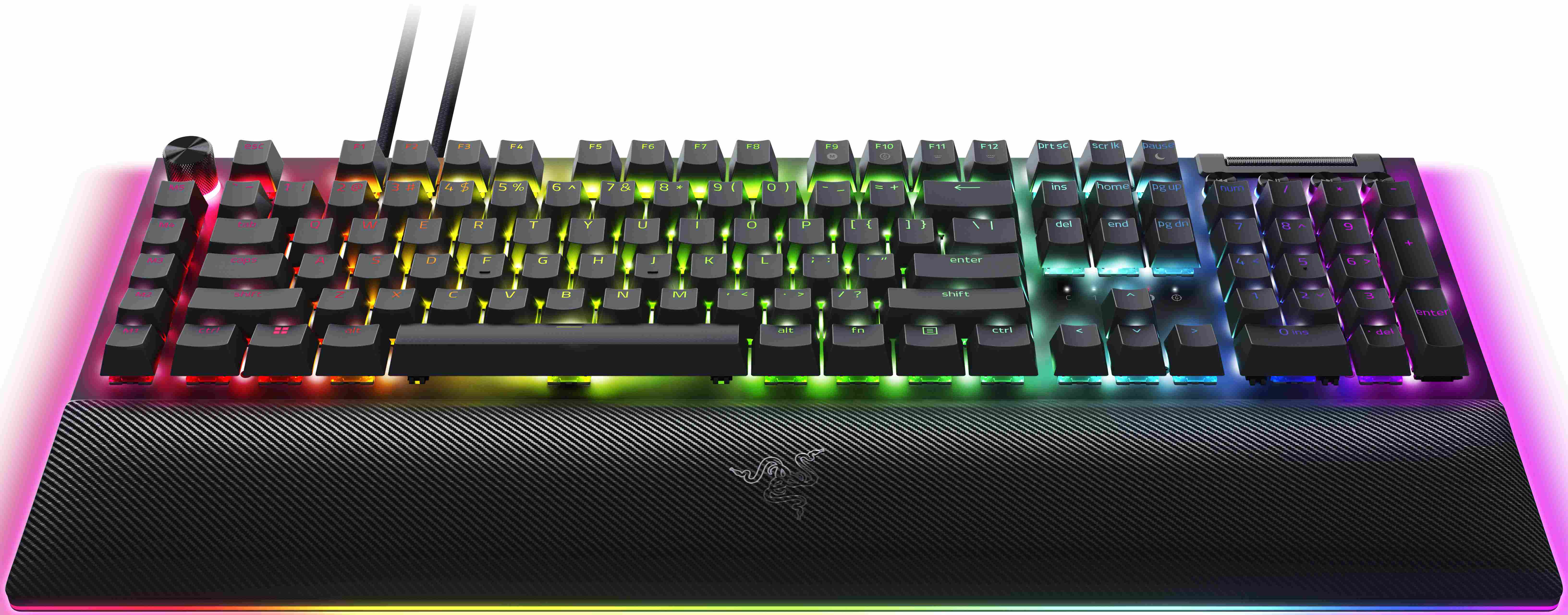Tastiera nera con illuminazione RGB. Marchio Razer, tasti illuminati con vari colori.