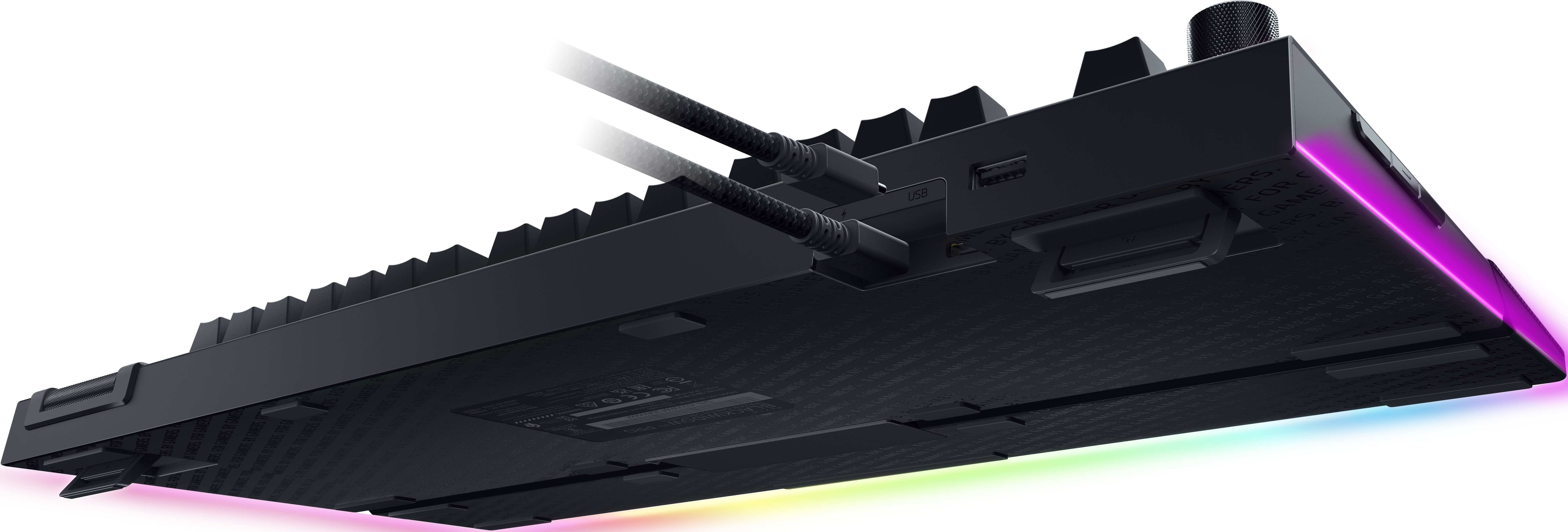 Tastiera nera dal basso con due cavi USB-C collegati. Illuminazione RGB lungo il bordo inferiore.