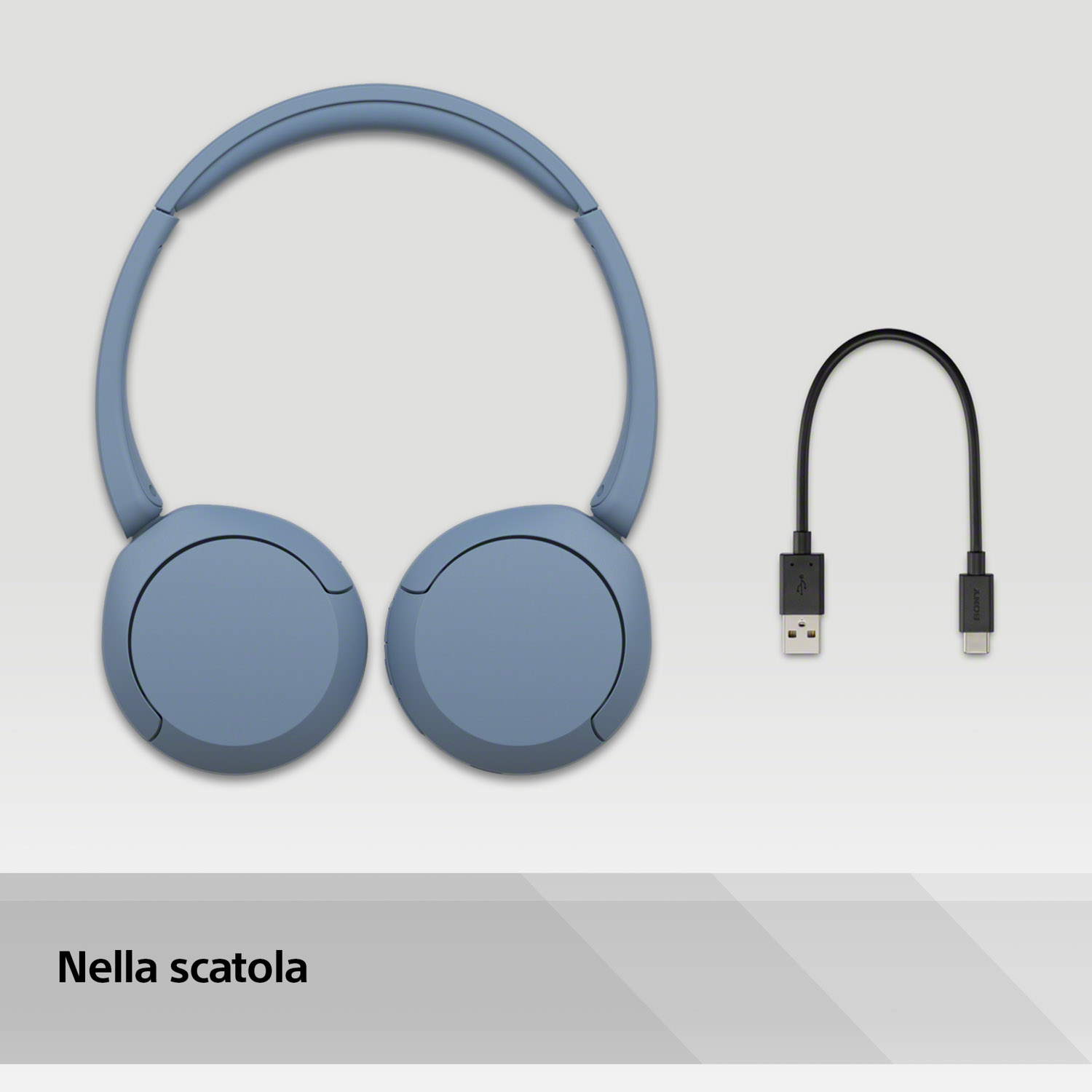 Cuffie blu e cavo USB nero su sfondo grigio chiaro.